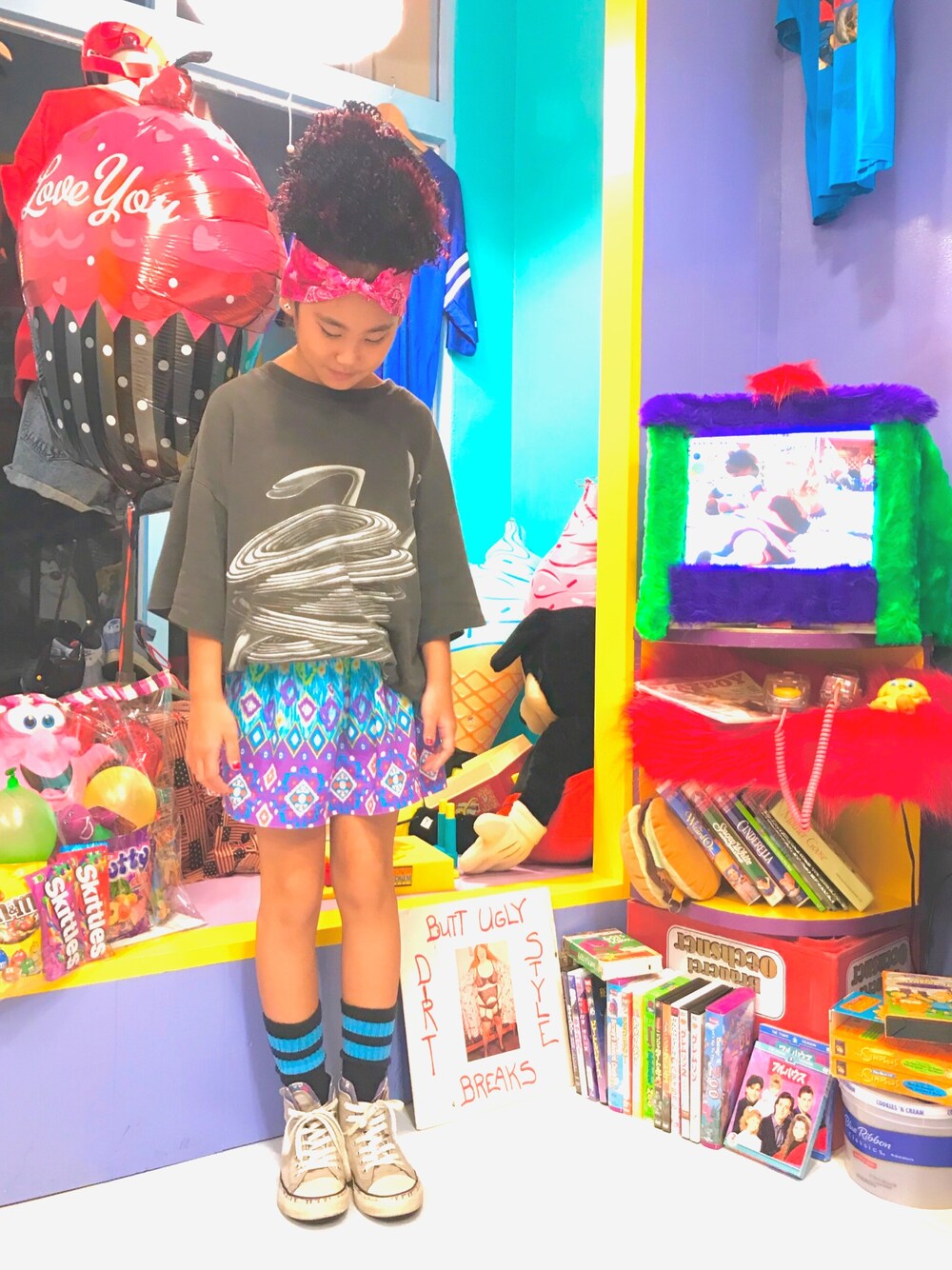 「女の子、キッズコーデ、オーバーサイズ、ミニスカート、ウィッグ、9歳、古着」｜「バンダナのアイテム（ヘアバンド、ピンク系）」を使った、MiAさん（キッズ・137cm）の夏コーディネートの1枚目の写真