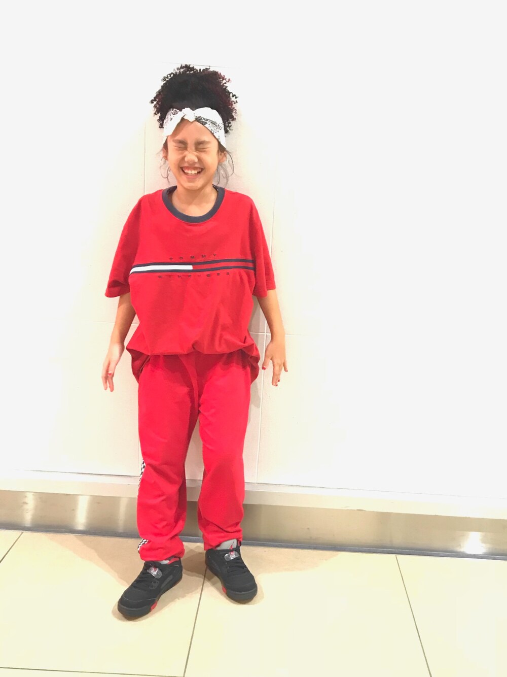 「キッズコーデ、女の子、キッズダンス、HIPHOP、オーバーサイズ、赤×白、バンダナ、TOMMY HILFIGER、ウィッグ、ツートンカラー」｜「くるくるかつらのアイテム（ウィッグ、ブラック系）」を使った、MiAさん（キッズ・137cm）の夏コーディネートの1枚目の写真