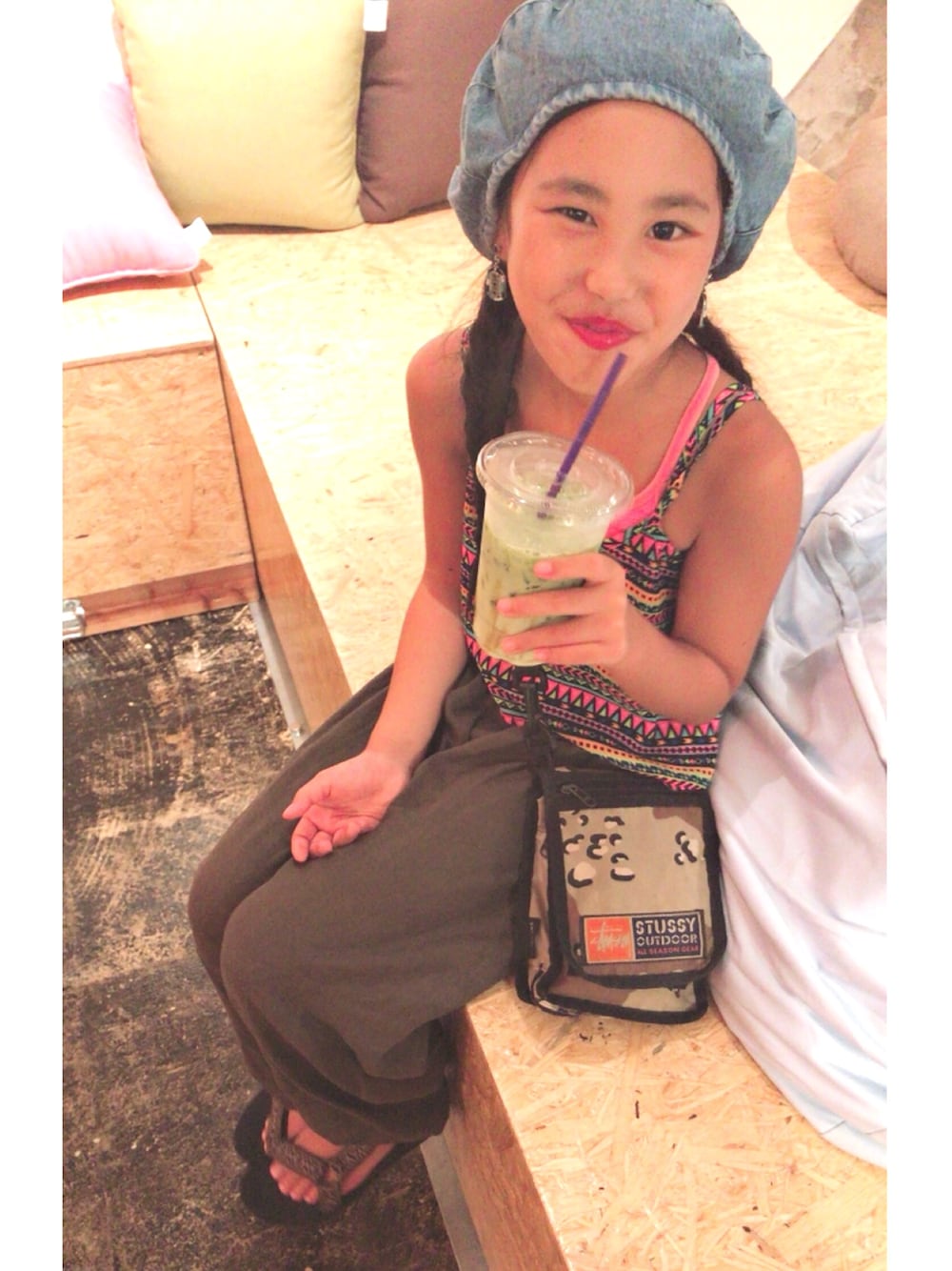 「キッズコーデ、ベレー帽、リメイクパンツ、オーバーサイズ、夏コーデ、スポーツサンダル、デニムシャツ、女の子、9歳」｜「デニムベレー帽のアイテム（ハンチング/ベレー帽、ブルー系）」を使った、MiAさん（キッズ・137cm）の秋コーディネートの1枚目の写真