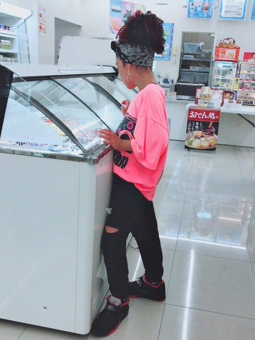 「キッズコーデ、ウィッグ、オーバーサイズ、HIPHOP、ダメージパンツ、9歳、バンダナ、女の子、キッズダンス」｜「くるくるかつらのアイテム（ウィッグ、ブラック系）」を使った、MiAさん（キッズ・137cm）の秋コーディネートの1枚目の写真