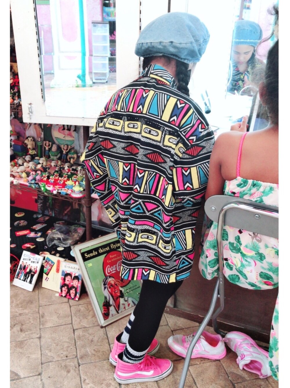 「キッズコーデ、ベレー帽、オーバーサイズ、柄シャツ、おさげ、VANS、女の子」｜「デニムベレー帽のアイテム（ハンチング/ベレー帽、ブルー系）」を使った、MiAさん（キッズ・137cm）の秋コーディネートの1枚目の写真