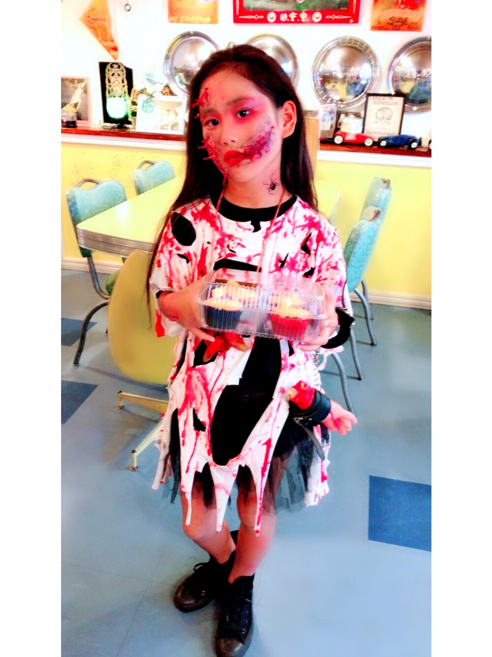 「キッズコーデ、ハロウィン、ゾンビ、9歳、女の子、傷メイク、秋冬コーデ、ミニスカート、halloween」｜「ゾンビメイク🧟‍♀️のアイテム（メイクブラシ、レッド系）」を使った、MiAさん（キッズ・138cm）の秋コーディネートの1枚目の写真