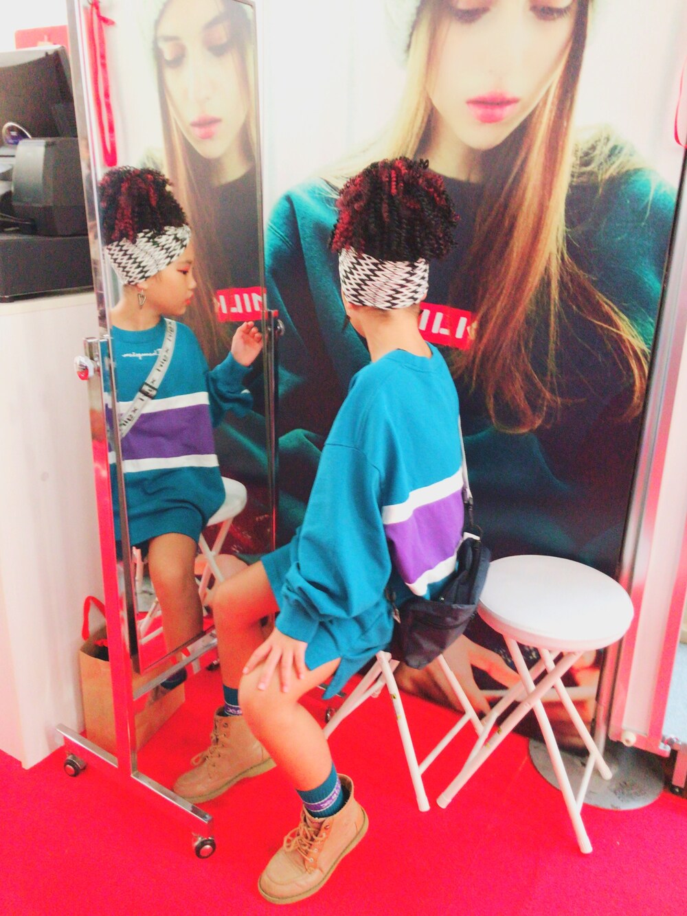 「ストリート服が好き、キッズコーデ、ストリート、オーバーサイズ、ウィッグ、ヘアバンド、女の子、x-girl」｜「くるくるかつらのアイテム（ウィッグ、ブラック系）」を使った、MiAさん（キッズ・138cm）の秋コーディネートの1枚目の写真