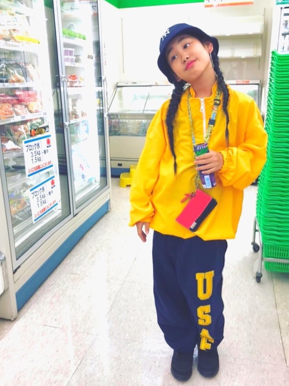 「キッズコーデ、女の子、オーバーサイズ、HIPHOP、90’s、USAF、NEWERA、キッズダンス、9歳、ストリート」｜「USAFのアイテム（その他パンツ、ブルー系）」を使った、MiAさん（キッズ・138cm）の冬コーディネートの1枚目の写真