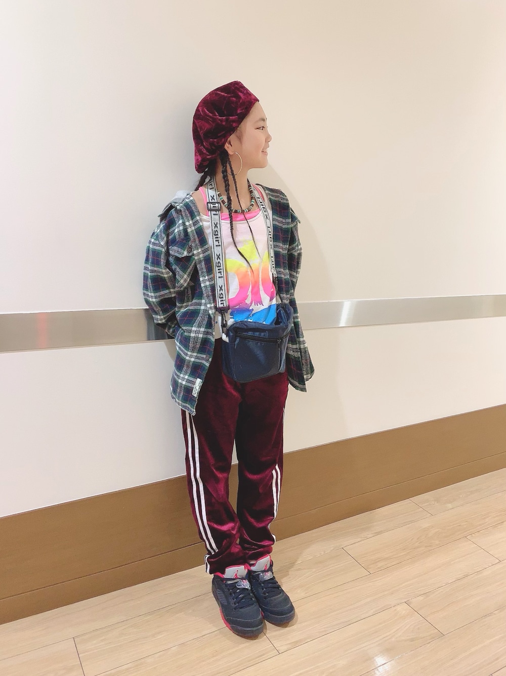 「キッズコーデ、女の子、9歳、オーバーサイズ、HIPHOP、ベレー帽、ネルシャツ、ラインパンツ、キッズダンス」｜「FOREVER 21のアイテム（ハンチング/ベレー帽、レッド系）」を使った、MiAさん（キッズ・140cm）の春コーディネートの1枚目の写真