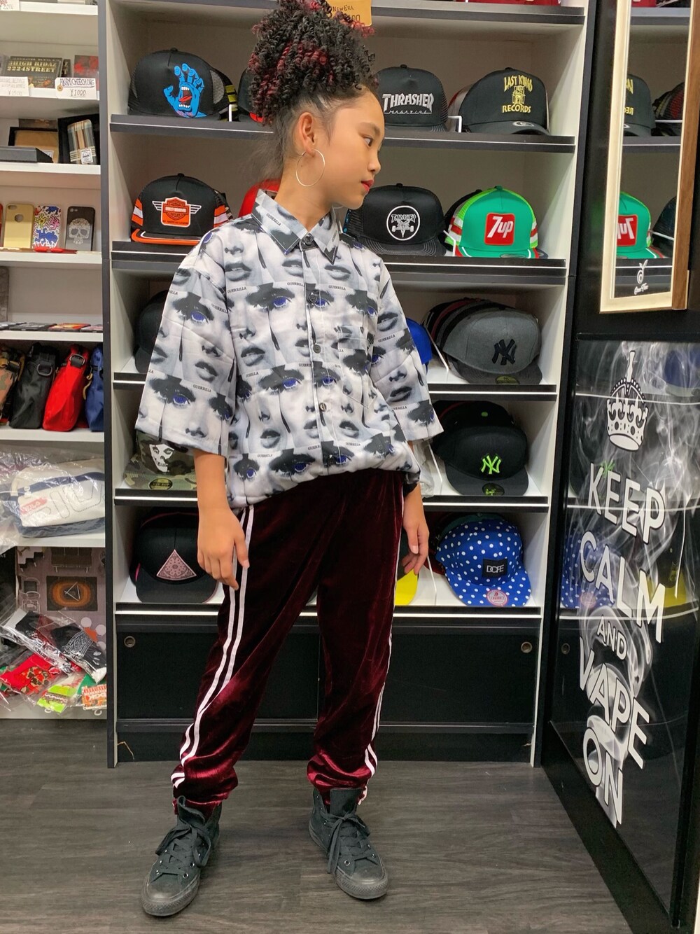 「キッズファッション、キッズダンス、柄シャツ、ベロア、女の子、9歳、kids、オーバーサイズ、ウィッグ」｜「くるくるかつらのアイテム（ウィッグ、ブラック系）」を使った、MiAさん（キッズ・141cm）の春コーディネートの1枚目の写真