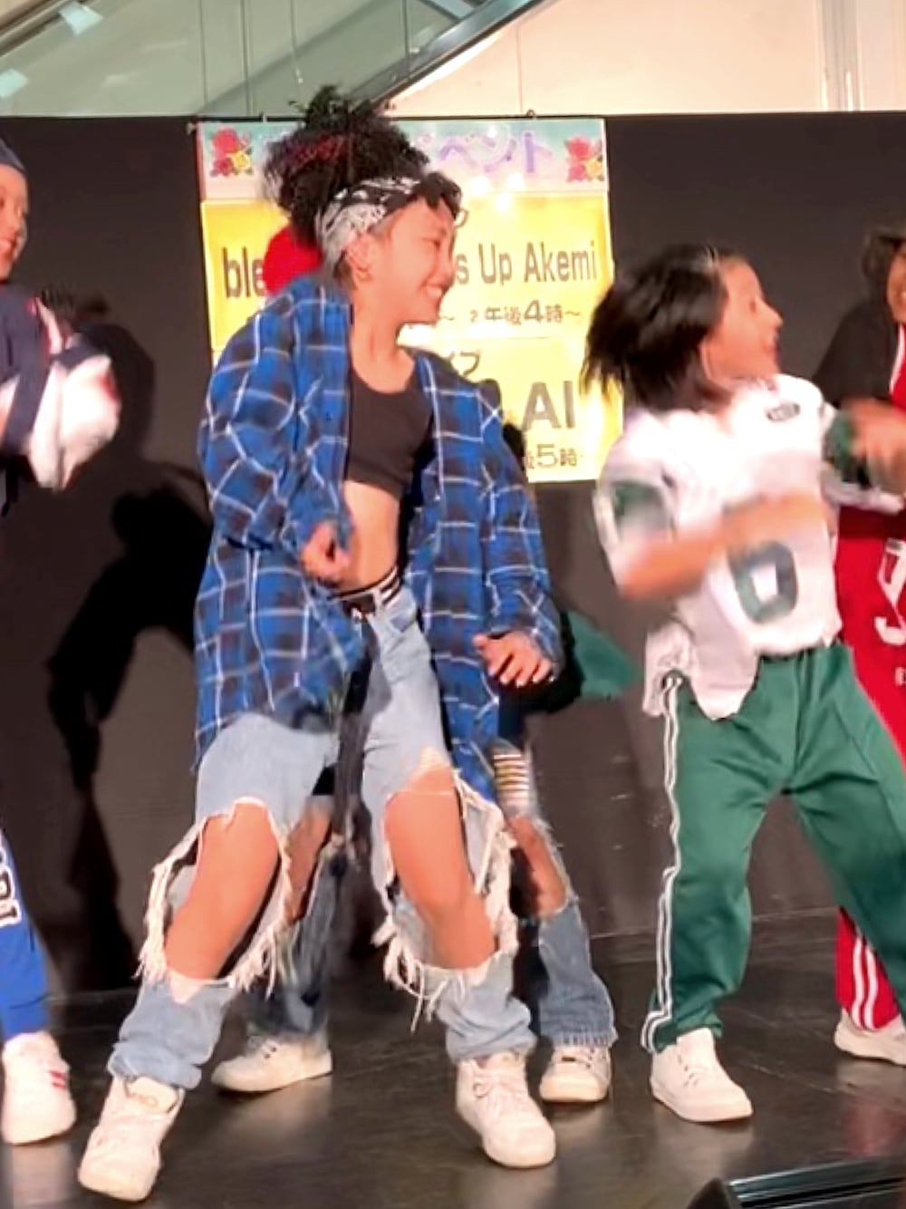 「キッズコーデ、kids、キッズダンス、90'sスタイル、オーバーサイズ、チェックシャツ、ダメージデニムパンツ、女の子、9歳、ヘソだし」｜「100均のアイテム（バンダナ/スカーフ、ブラック系）」を使った、MiAさん（キッズ・141cm）の春コーディネートの1枚目の写真