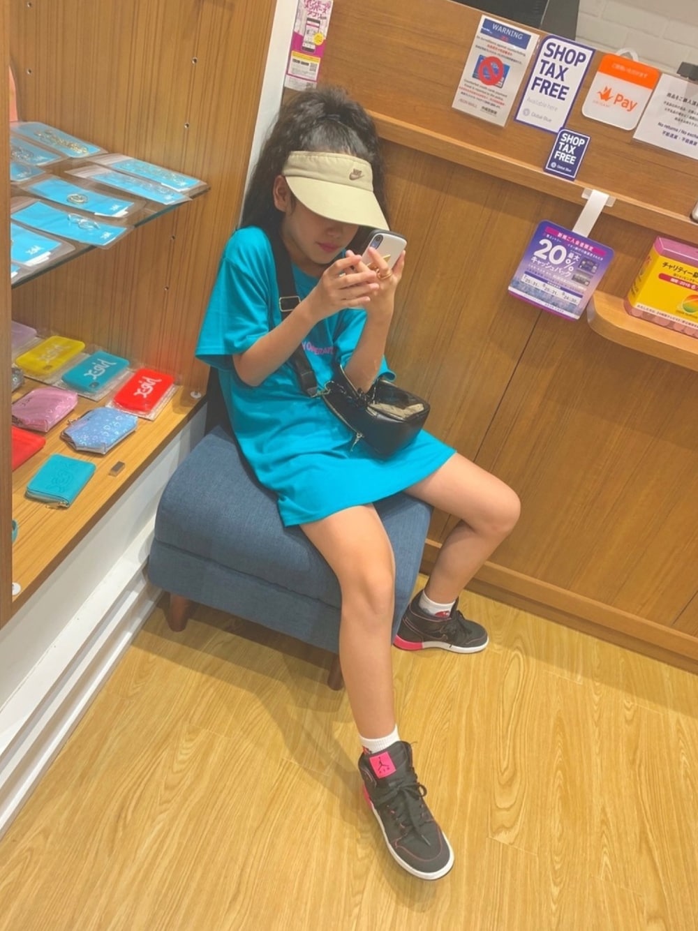 「キッズコーデ、女のコ、オーバーサイズ、Tシャツワンピ、サンバイザー、AIR JORDAN、休日スタイル、XLARGE、夏だ！Tシャツ着よう！」｜「NIKEのアイテム（サンバイザー、ベージュ系）」を使った、MiAさん（キッズ・142cm）の夏コーディネートの1枚目の写真