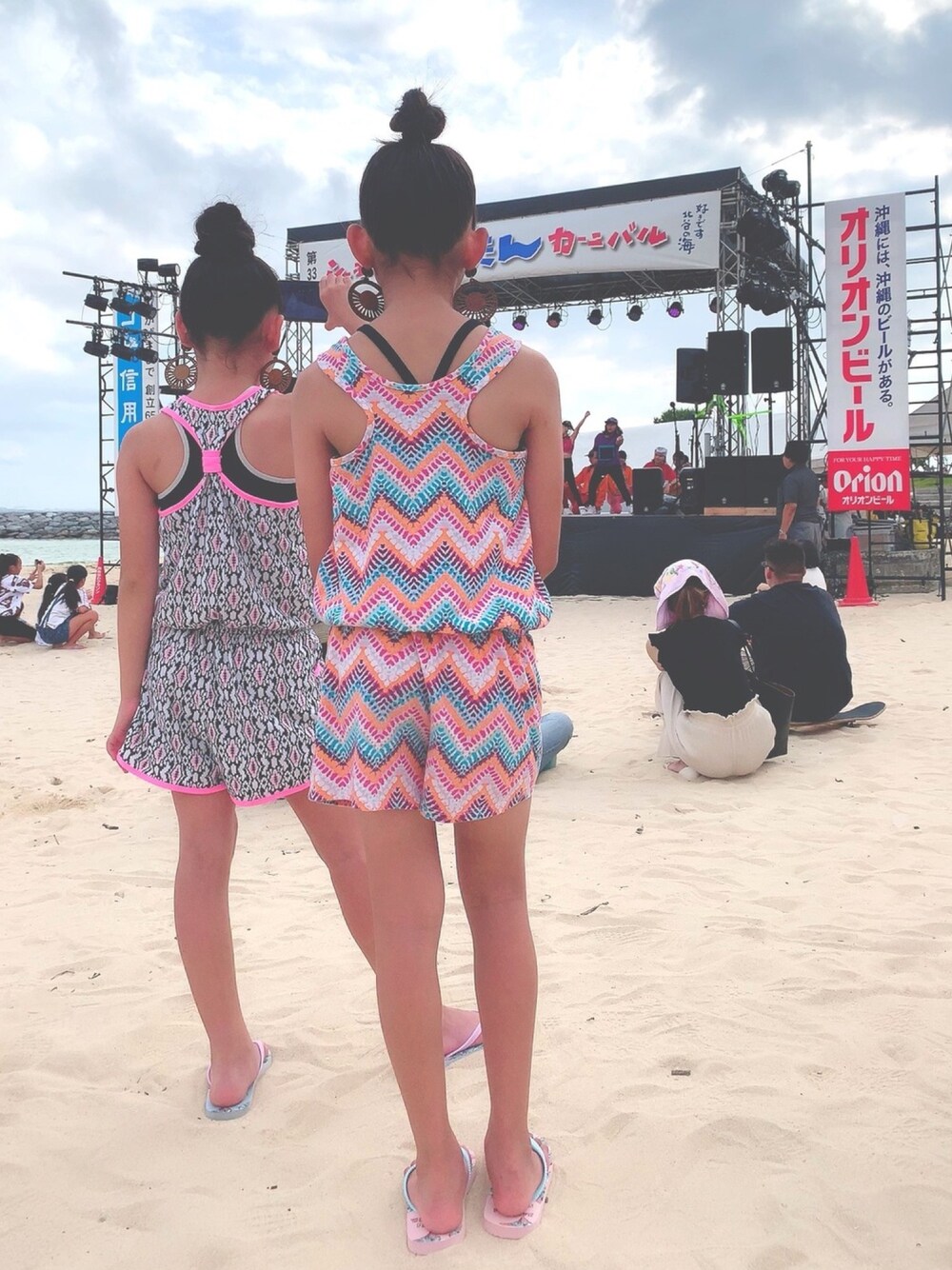 「キッズコーデ、女の子コーデ、おそろいコーデ、カジュアルコーデ、海、オールインワン、お団子ヘアー、柄、ビーチサンダル」｜「no brandのアイテム（オールインワン・サロペット、その他）」を使った、MiAさん（キッズ・143cm）の夏コーディネートの1枚目の写真