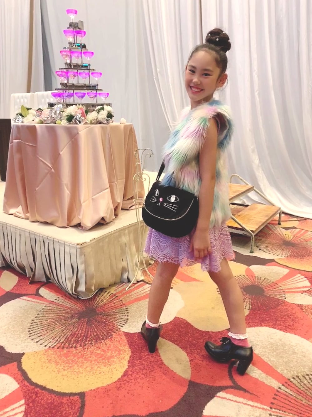 「ドレス、キッズコーデ、女の子、ワンピース、フォーマル、結婚式、ファーベスト、お団子ヘアー」｜「サリー風もこもこのアイテム（その他アウター、その他）」を使った、MiAさん（キッズ・143cm）の夏コーディネートの1枚目の写真