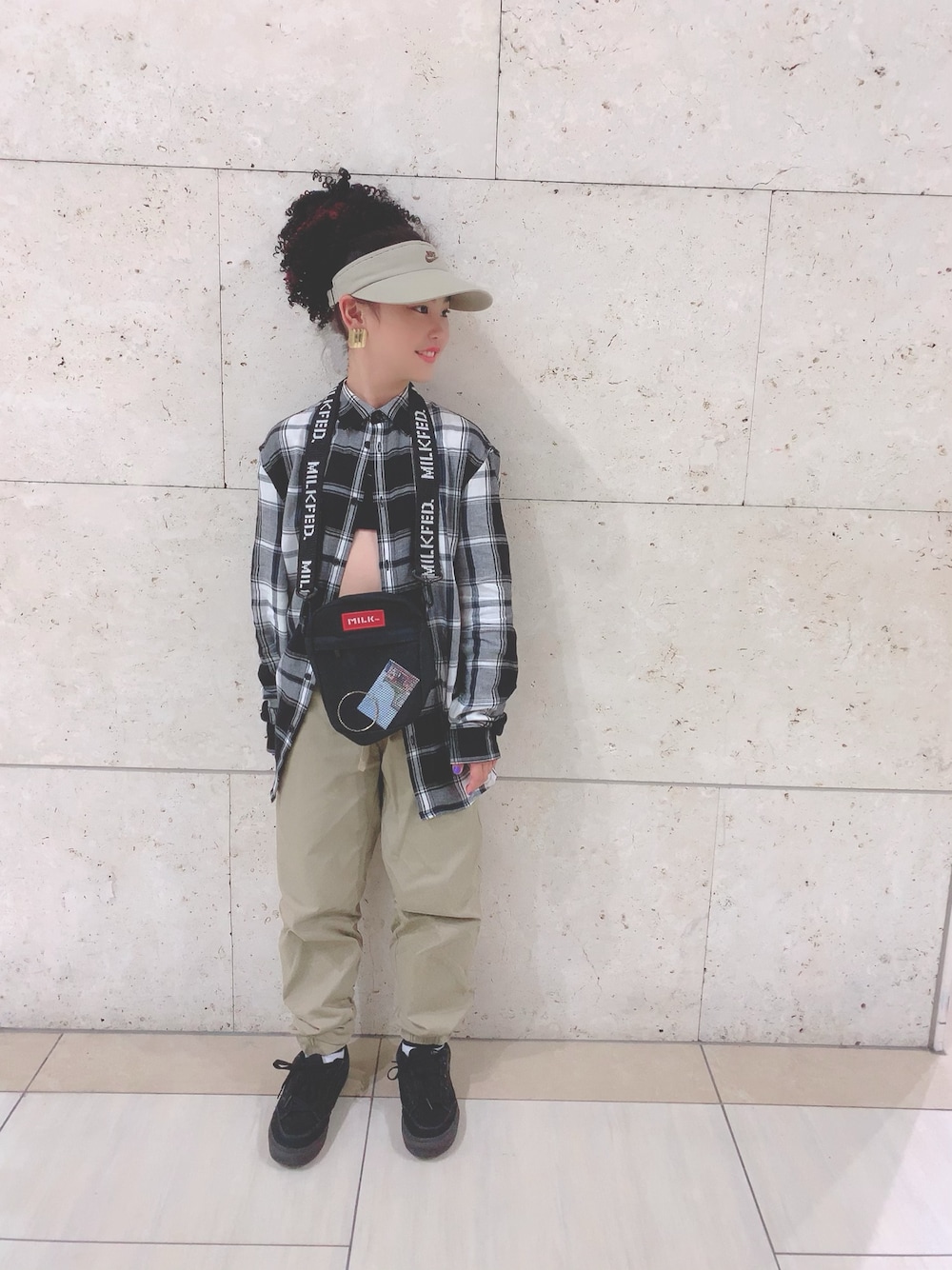 「キッズコーデ、オーバーサイズ、90'sスタイル、HIPHOP、サンバイザー、プチプラコーデ、女の子、キッズダンス、10歳」｜「NIKEのアイテム（サンバイザー、ベージュ系）」を使った、MiAさん（キッズ・143cm）の夏コーディネートの1枚目の写真