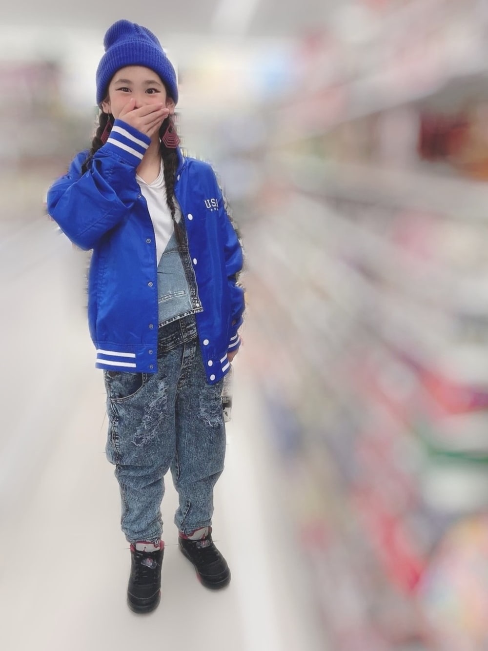 「年末WEAR感謝祭、HIPHOP、キッズコーデ、オーバーオール、オーバーサイズ、青白、だぼだぼ、ニット帽、aj5、スニーカー」｜「no brandのアイテム（ニットキャップ/ビーニー、ブルー系）」を使った、MiAさん（キッズ・146cm）の冬コーディネートの1枚目の写真