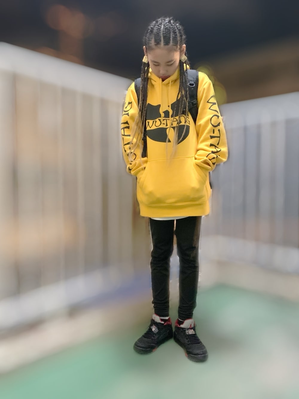 「女の子、WU-TANG CLAN、オーバーサイズ、HIPHOP、コーンロウ、パーカー、ラインパンツ、10歳、キッズダンス、ストリート」｜「コーンロウ&ブレイズのアイテム（その他、ブラウン系）」を使った、MiAさん（キッズ・146cm）の冬コーディネートの1枚目の写真