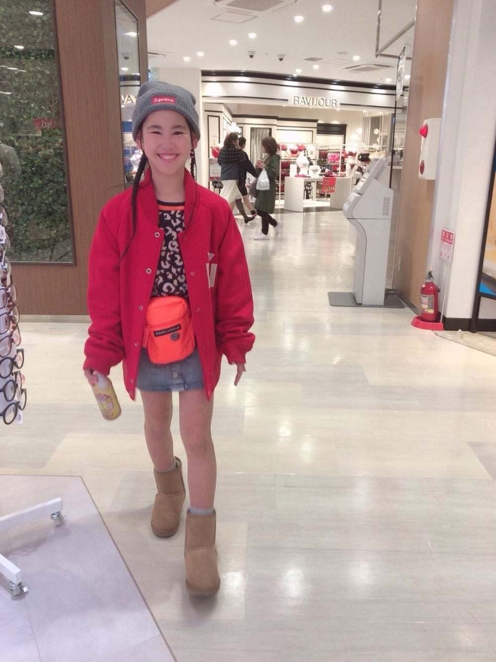 「キッズコーデ、女の子、9歳、オーバーサイズ、ミニスカート、レオパード、ストリート」｜「no brandのアイテム（スタジャン、レッド系）」を使った、MiAさん（キッズ・139cm）の冬コーディネートの1枚目の写真