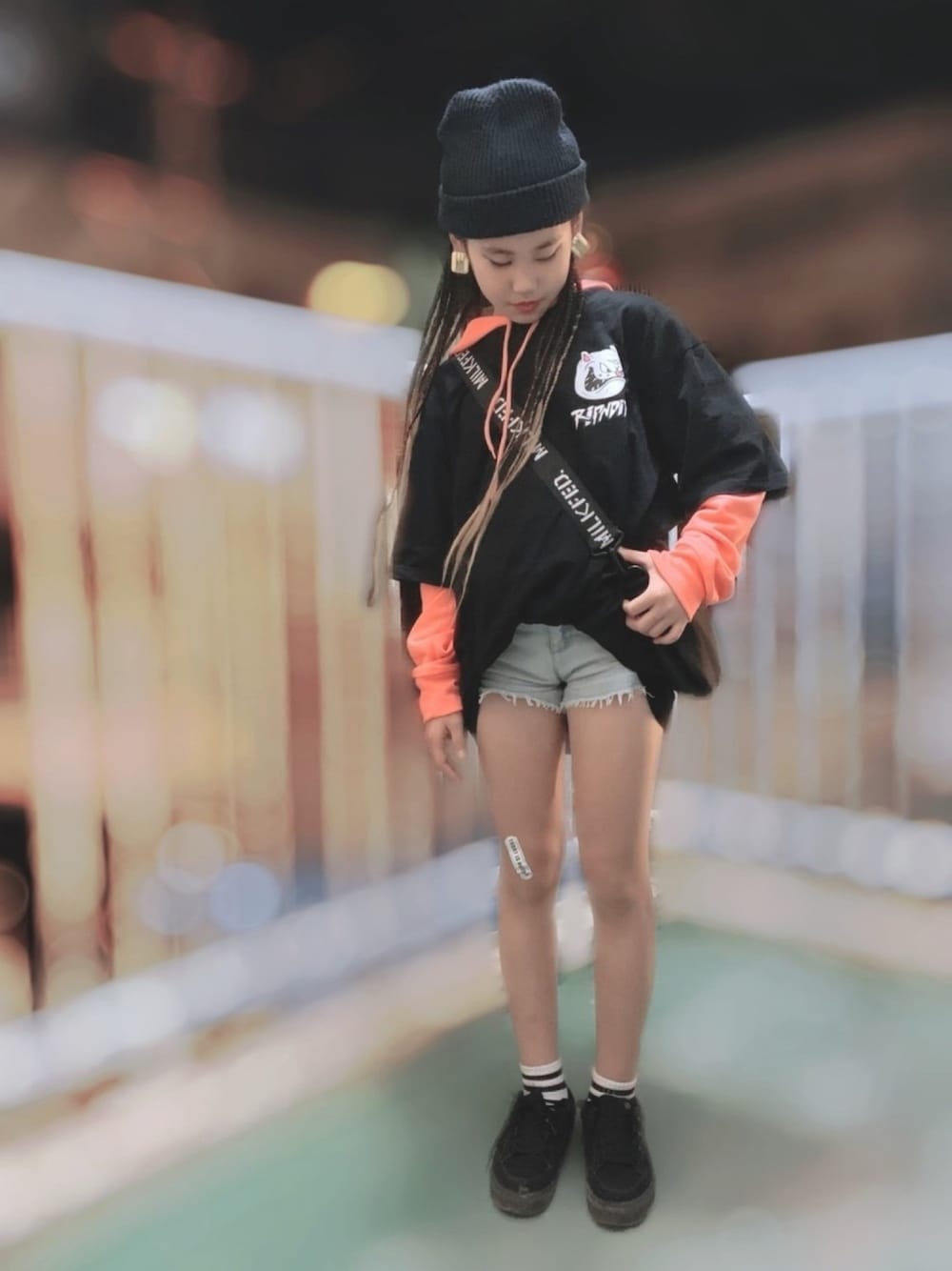「キッズコーデ、女の子、オーバーサイズ、ripndip、10歳、ショーパン、キッズダンス、HIPHOP、ストリート、重ね着」｜「no brandのアイテム（パンツ、ブルー系）」を使った、MiAさん（キッズ・146cm）の冬コーディネートの1枚目の写真