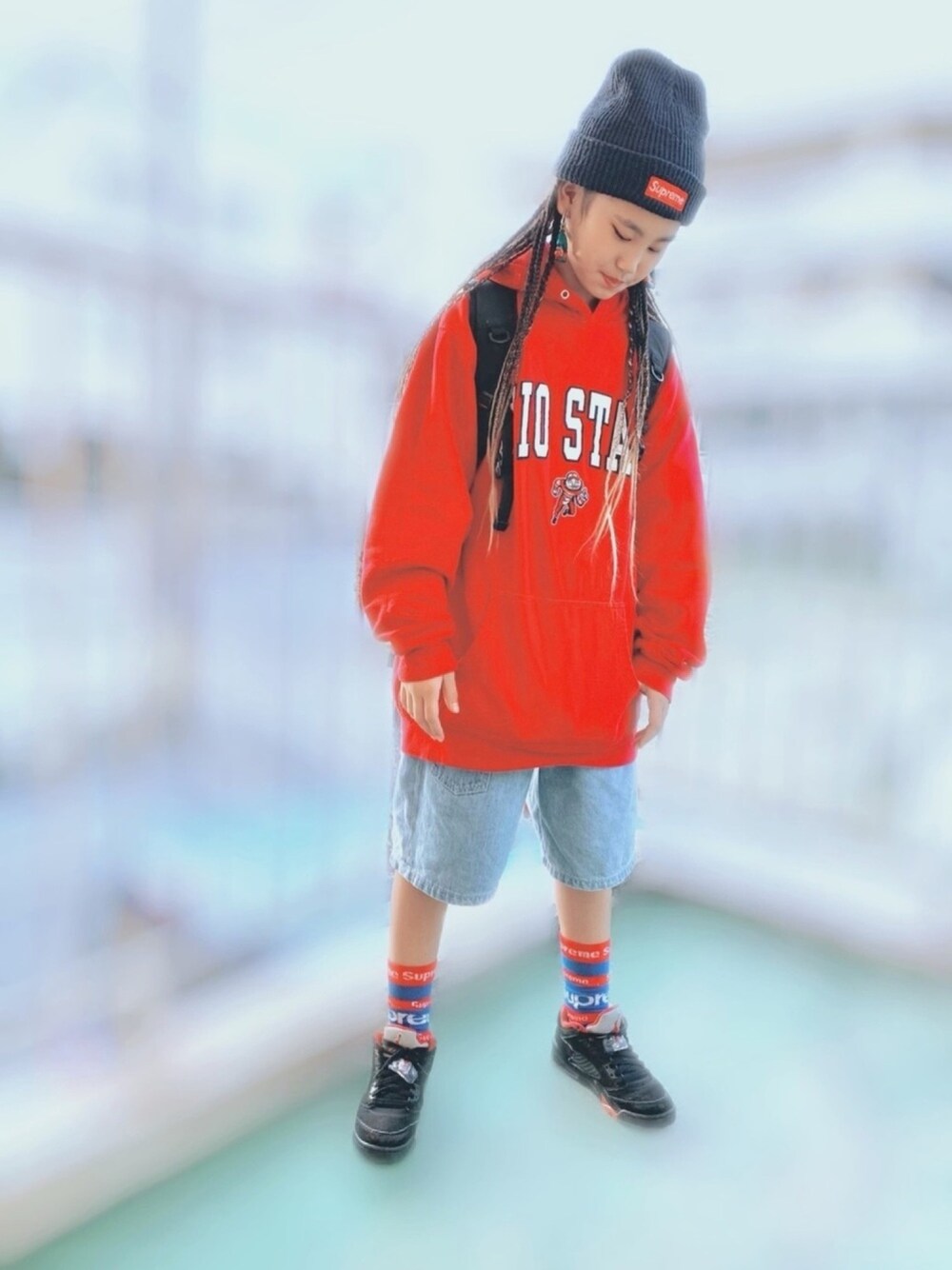 「キッズ、冬コーデ、デニムパンツ、HIPHOP、ストリート、10歳、オーバーサイズ、カラーソックス、キッズダンス、supreme」｜「AIR JORDANのアイテム（スニーカー、ブラック系）」を使った、MiAさん（キッズ・146cm）の冬コーディネートの1枚目の写真