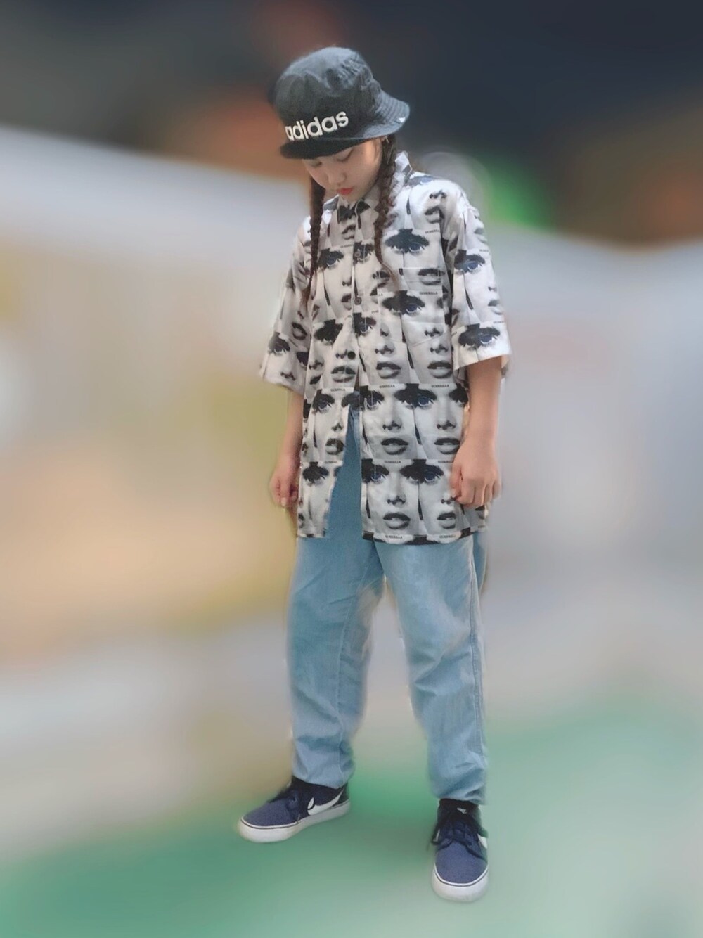 「キッズコーデ、キッズダンス、HIPHOP、柄シャツ、古着、10歳、オーバーサイズ、ストリート、NIKE、プチプラコーデ」｜「adidasの【adidas】バケットハット（ハット、ブラック系）」を使った、MiAさん（キッズ・150cm）の夏コーディネートの1枚目の写真