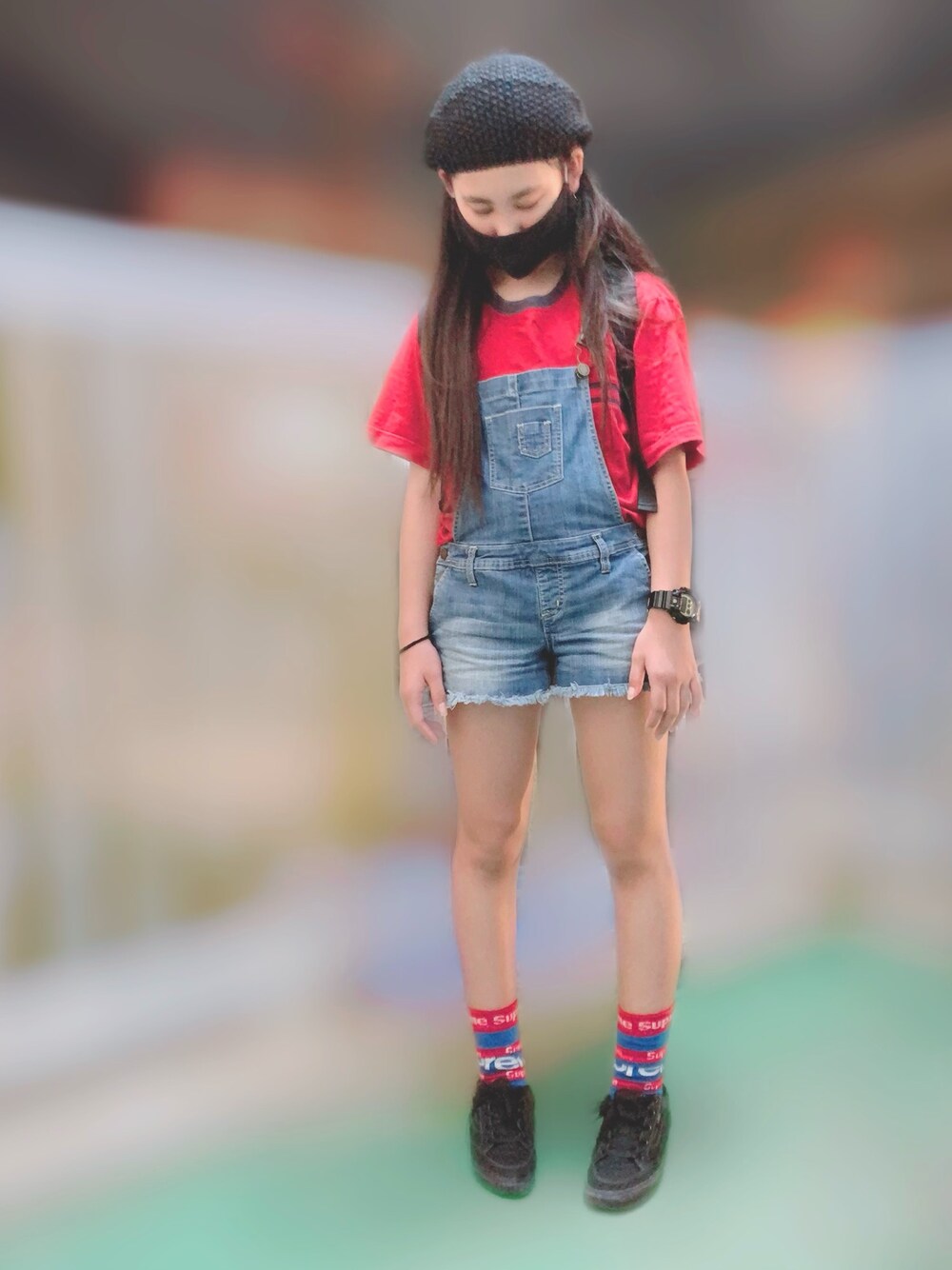 「キッズコーデ、サロペット、ベレー帽、TOMMY HILFIGER、VANS、カラーソックス、夏コーデ、10歳、女の子、ストリート」｜「ニットベレー帽のアイテム（ハンチング/ベレー帽、ブラック系）」を使った、MiAさん（キッズ・149cm）の夏コーディネートの1枚目の写真