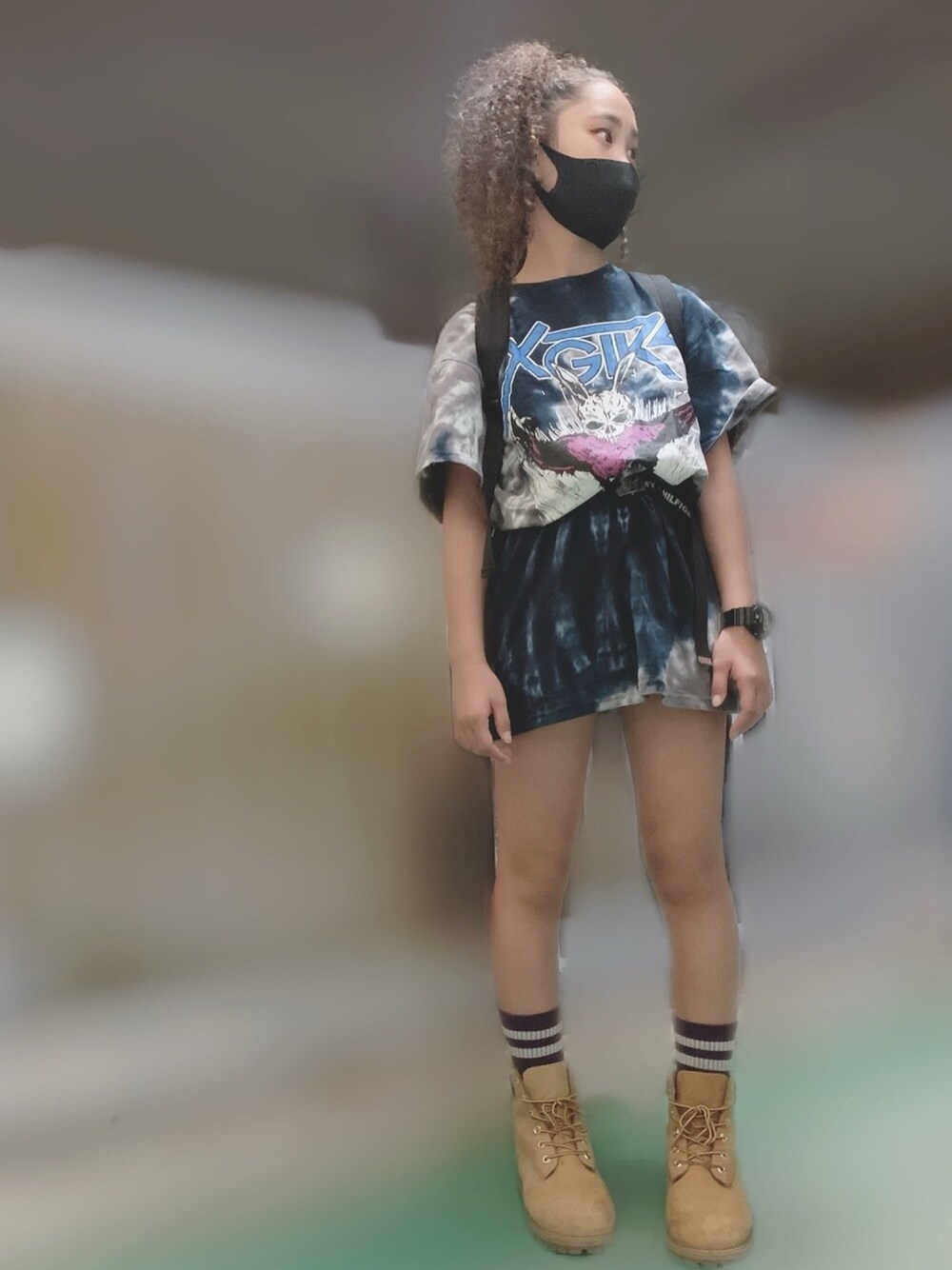 「wearhalloween2020、小学生、オーバーサイズ、スカル、xgirl、スパイラルパーマ、ストリート、タイダイ柄、Tシャツワンピ、ハロウィン」｜「X-girlのTIE-DYE S/S TEE DRESS（ワンピース、ブラック系）」を使った、MiAさん（キッズ・152cm）の秋コーディネートの1枚目の写真