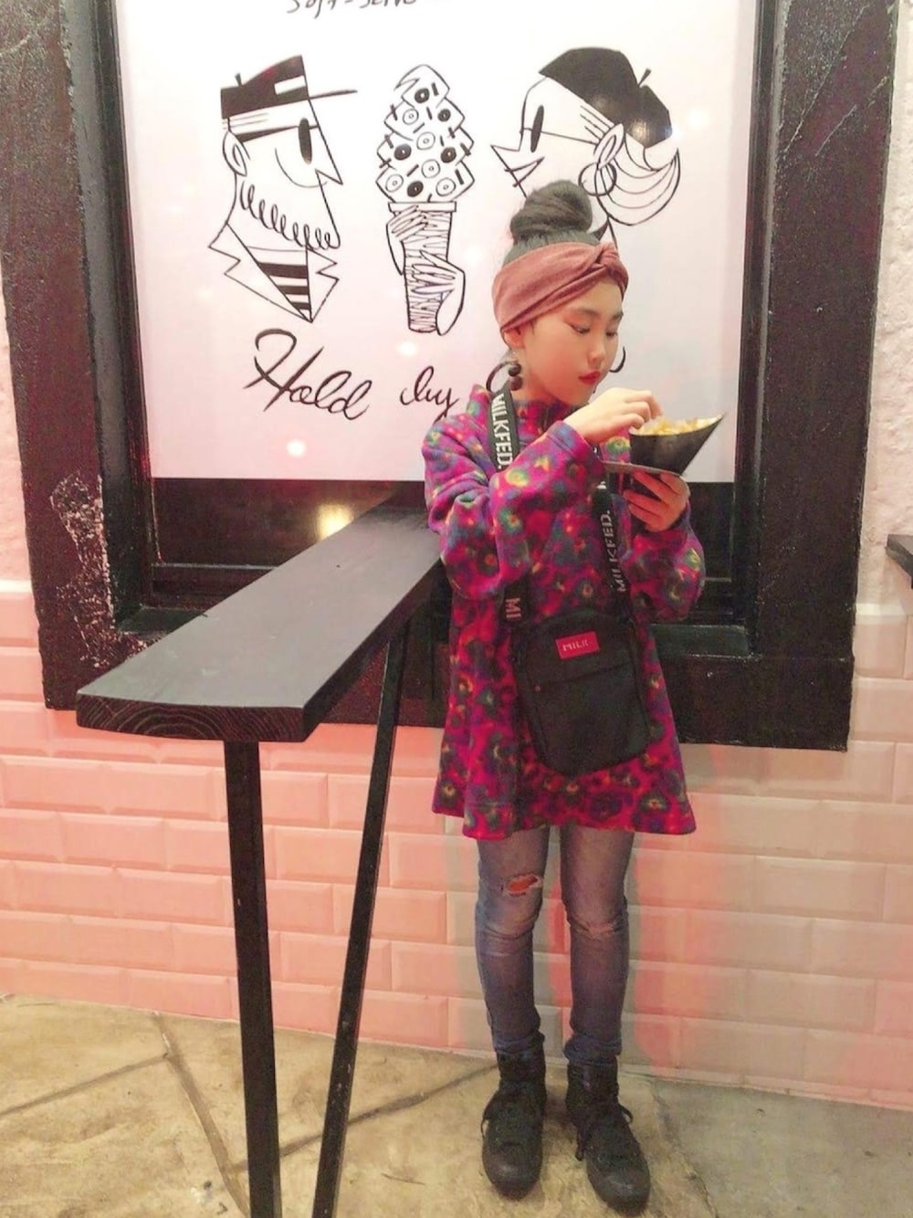 「キッズコーデ、女の子コーデ、フリース、ダメージデニムパンツ、おだんごヘアー、ヘアバンド、ストリート、古着」｜「no brandのアイテム（ヘアバンド、レッド系）」を使った、MiAさん（キッズ・140cm）の春コーディネートの1枚目の写真