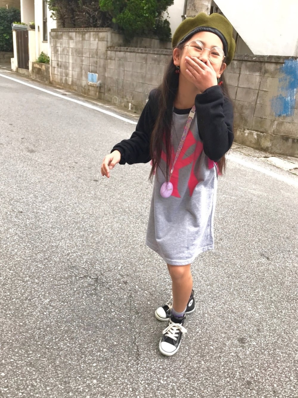 「キッズファッション、オーバーサイズ、ミリタリーベレー、ダテメガネ、女の子、8歳、同伴出勤、お下がり、ベレー帽」｜「no brandのアイテム（ハンチング/ベレー帽、グリーン系）」を使った、MiAさん（キッズ・132cm）の冬コーディネートの1枚目の写真