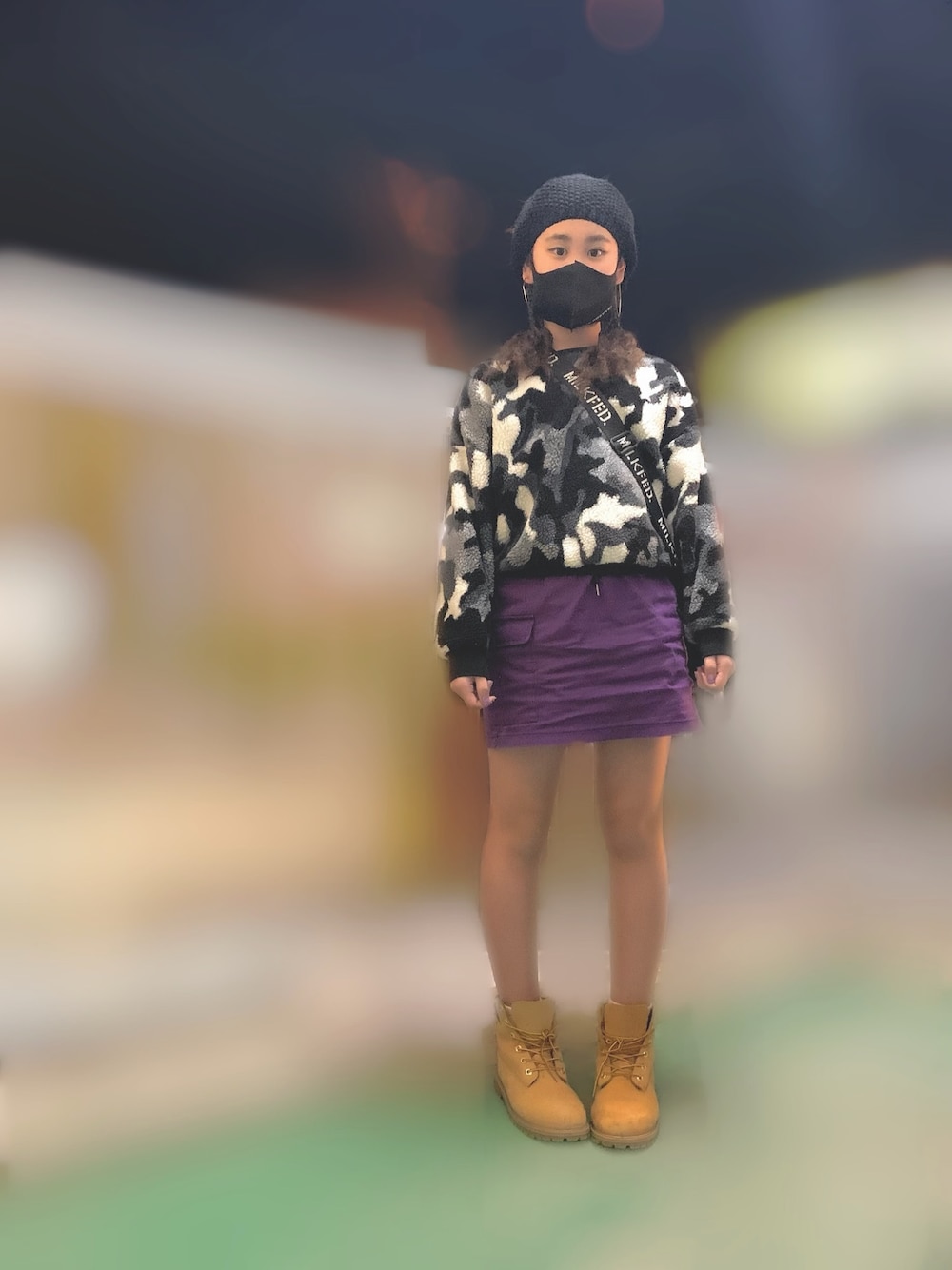 「キッズコーデ、ボアトップス、ベレー帽、カモフラ、ミニスカート、Timberland、ブレイズ、買い物、女の子」｜「Timberlandの【定番】レディース 6インチ プレミアム ウォータープルーフ ブーツ - ウィート（ブーツ、ベージュ系）」を使った、MiAさん（キッズ・153cm）の冬コーディネートの1枚目の写真