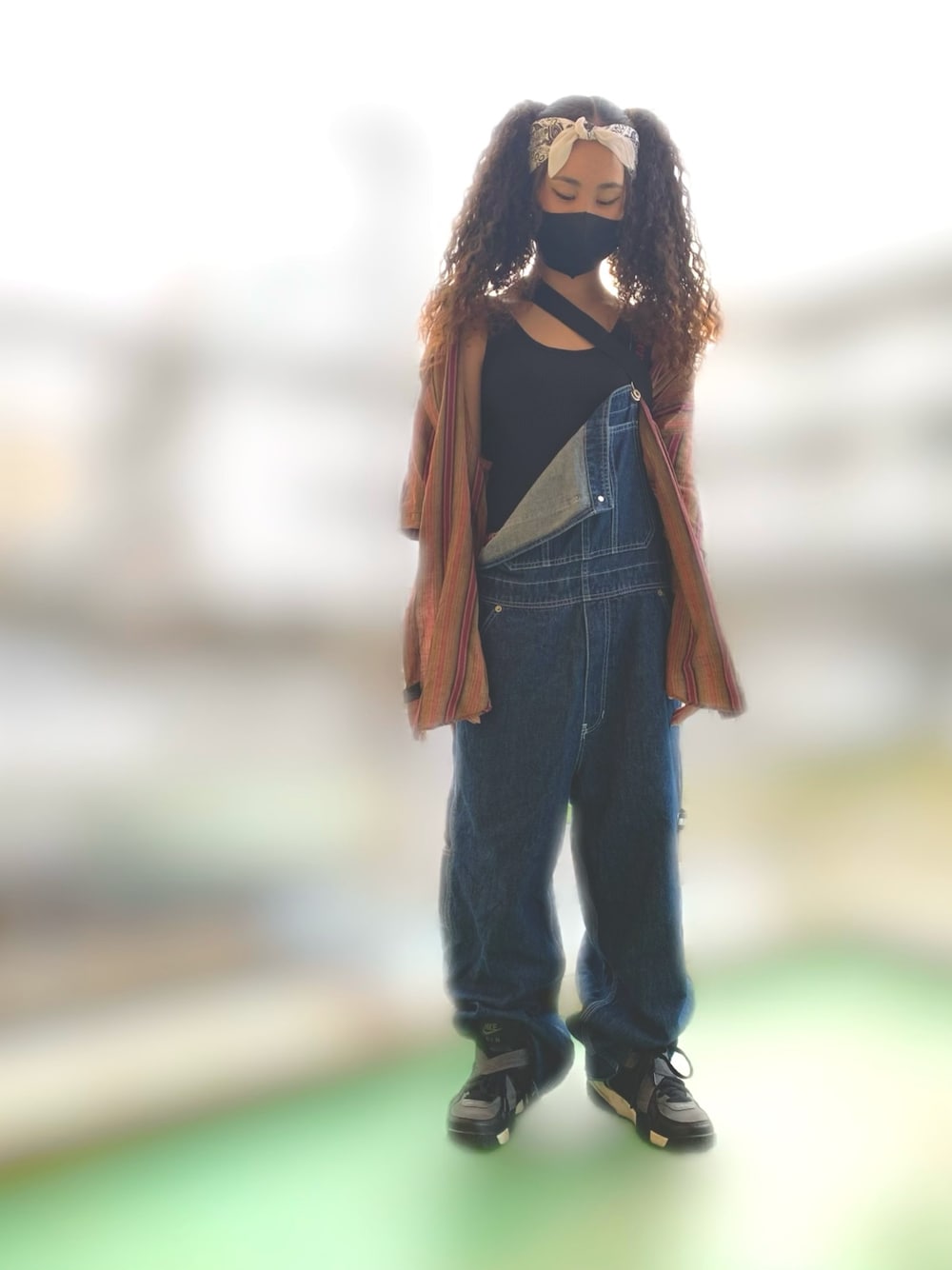 「ストリート、古着、スパイラルパーマ、オーバーサイズ、HIPHOP、オーバーオール、小学生、TOMMY HILFIGER、ツインテール、バンダナ、airraid」｜「NIKEのアイテム（スニーカー、ブラック系）」を使った、MiAさん（キッズ・155cm）の春コーディネートの1枚目の写真