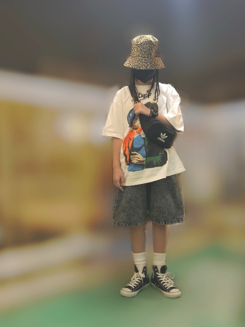 「キッズファッション、11歳、ストリート、オーバーサイズ、ハット、ハイカットスニーカー、ビッグシルエット、デニムパンツ、ハーフパンツ、プチプラじゃない笑」｜「CONVERSEのConverse Chuck Taylor canvas high-top sneakers（スニーカー、ブラック系）」を使った、MiAさん（キッズ・155cm）の春コーディネートの1枚目の写真