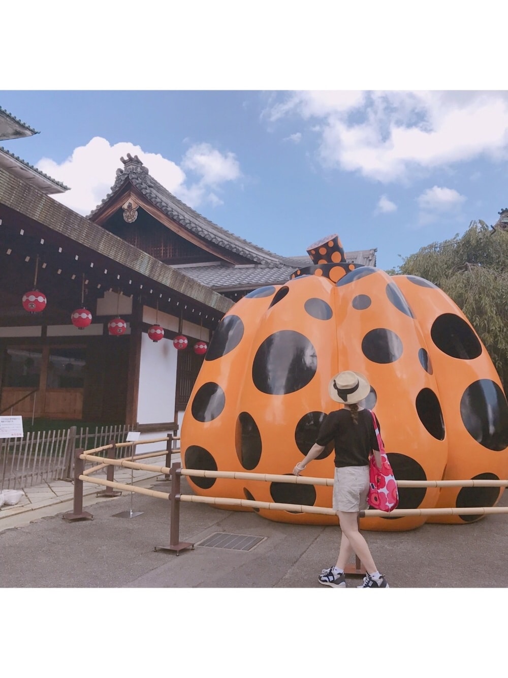 「パンツスタイル、夏コーデ、スニーカーコーデ、ショルダーバッグ、オトナカジュアル、麦わら帽子、outfit、リネン、ヘアアレンジ、京都」｜「CA4LAのアイテム（ハット、ベージュ系）」を使った、Tommy22さん（レディース・168cm）の夏コーディネートの1枚目の写真