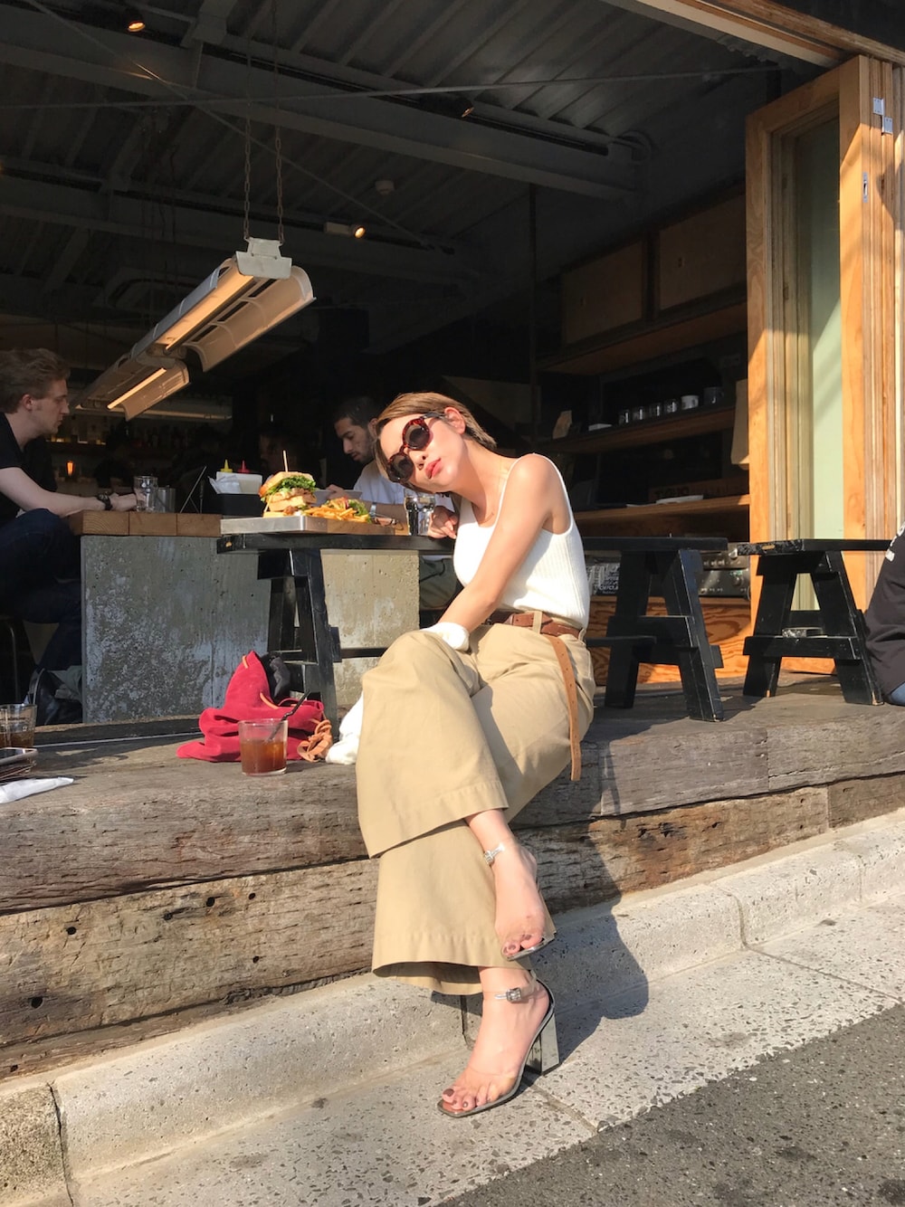 ベージュ系のその他パンツを着用したレディースの春コーディネートの1枚目の写真