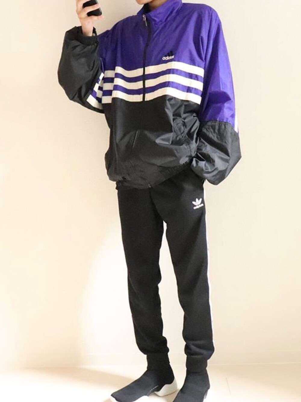 「ZARA、adidas、adidas originals、パープル、ジャージ」｜「adidasのアイテム（マウンテンパーカー、パープル系）」を使った、もりちゅさん（メンズ・172cm）の春コーディネートの1枚目の写真