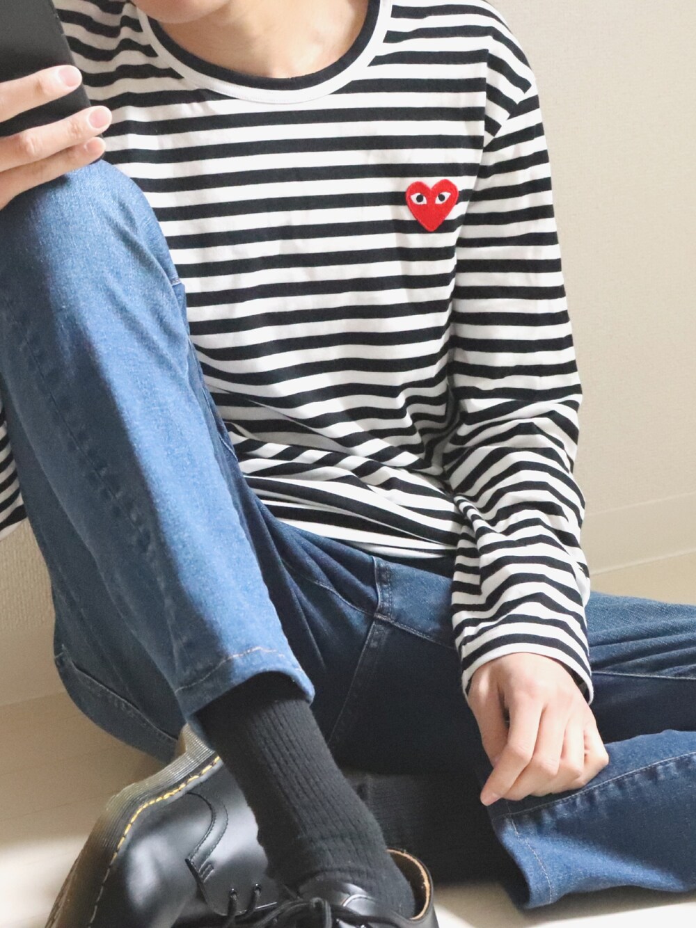 「ユニクロ、コムデギャルソン、COMME des GARCONS、PLAY comme des garcons、ボーダー、Dr.Martens、マーチン、シンプルコーデ」｜「UNIQLOのアイテム（デニムパンツ、ブルー系）」を使った、もりちゅさん（メンズ・172cm）の春コーディネートの1枚目の写真