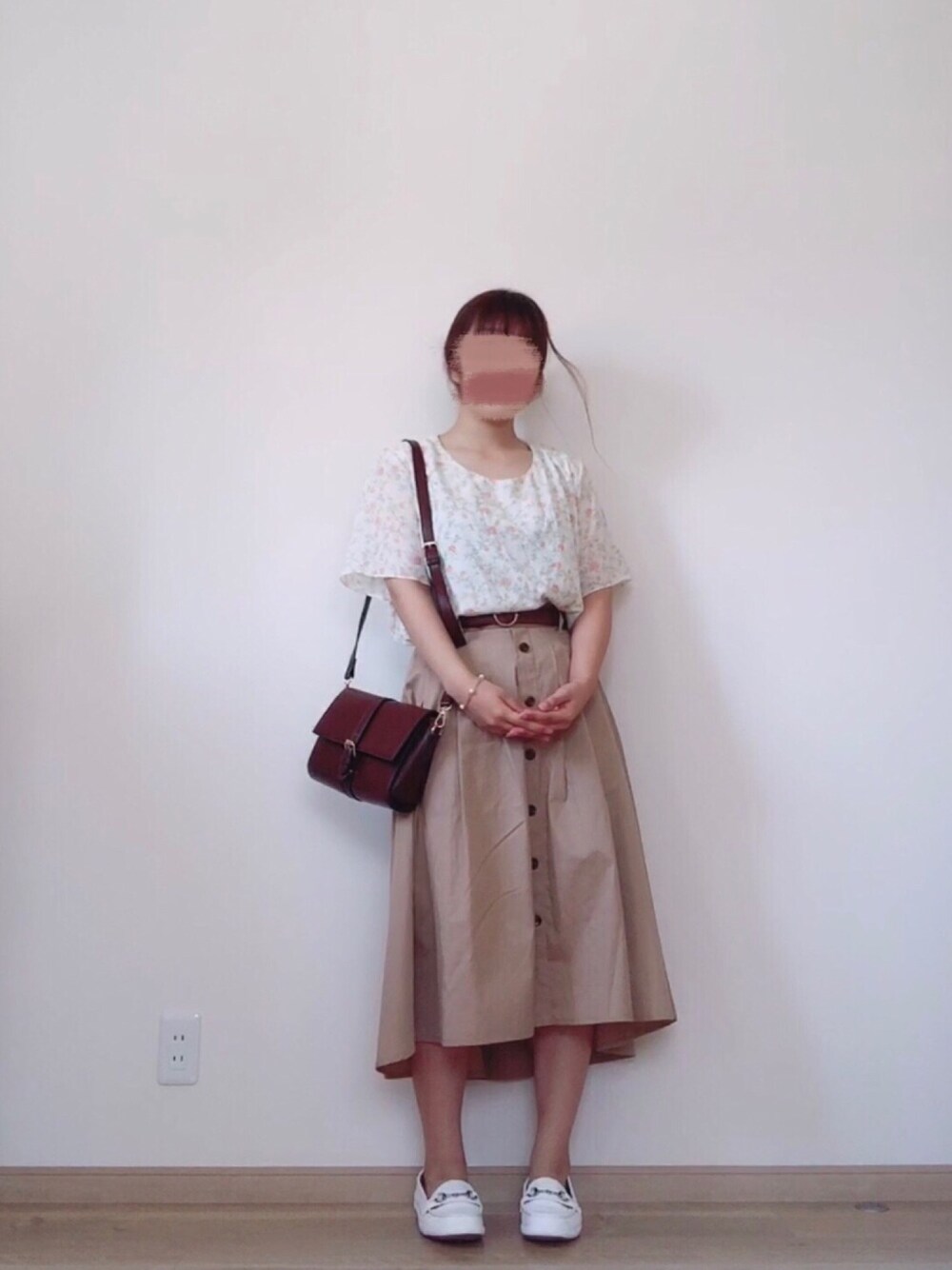 「シンプル、シンプルコーデ、ベージュ、ブラウン、ホワイト、花柄、スカート、花柄ブラウス、ベージュスカート」｜「GRLのボストンショルダーバッグ（ショルダーバッグ、ブラウン系）」を使った、名波  凪さん（レディース・157cm）の夏コーディネートの1枚目の写真