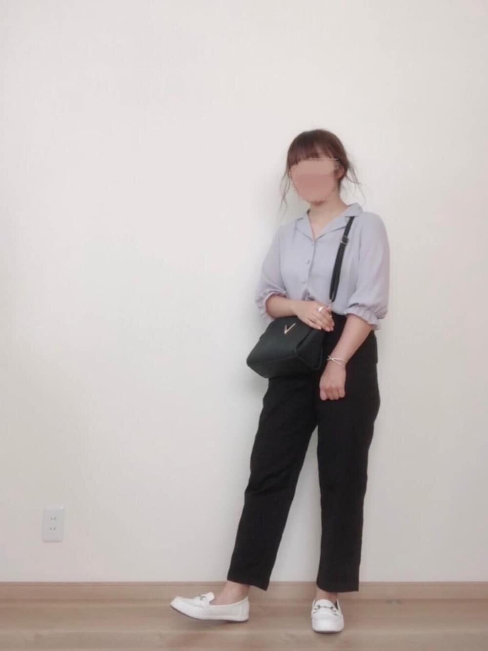 「シンプルコーデ、パンツスタイル、GU、シャツスタイル、GRL、キャンディースリーブ、パープル、チノパン、オフィスカジュアル、きれいめカジュアル」｜「GRLのキャンディースリーブシャツトップス（シャツ/ブラウス、パープル系）」を使った、名波  凪さん（レディース・157cm）の夏コーディネートの1枚目の写真
