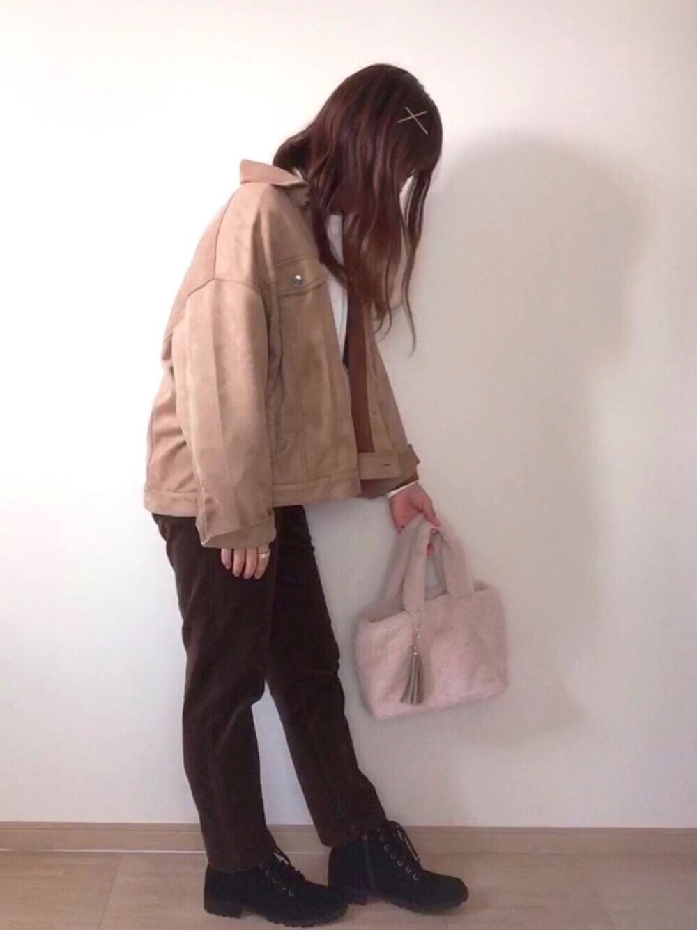 ベージュ系のジャケット/アウター、ホワイト系のTシャツ/カットソー、ブラウン系のその他パンツを着用したレディースの秋コーディネートの1枚目の写真