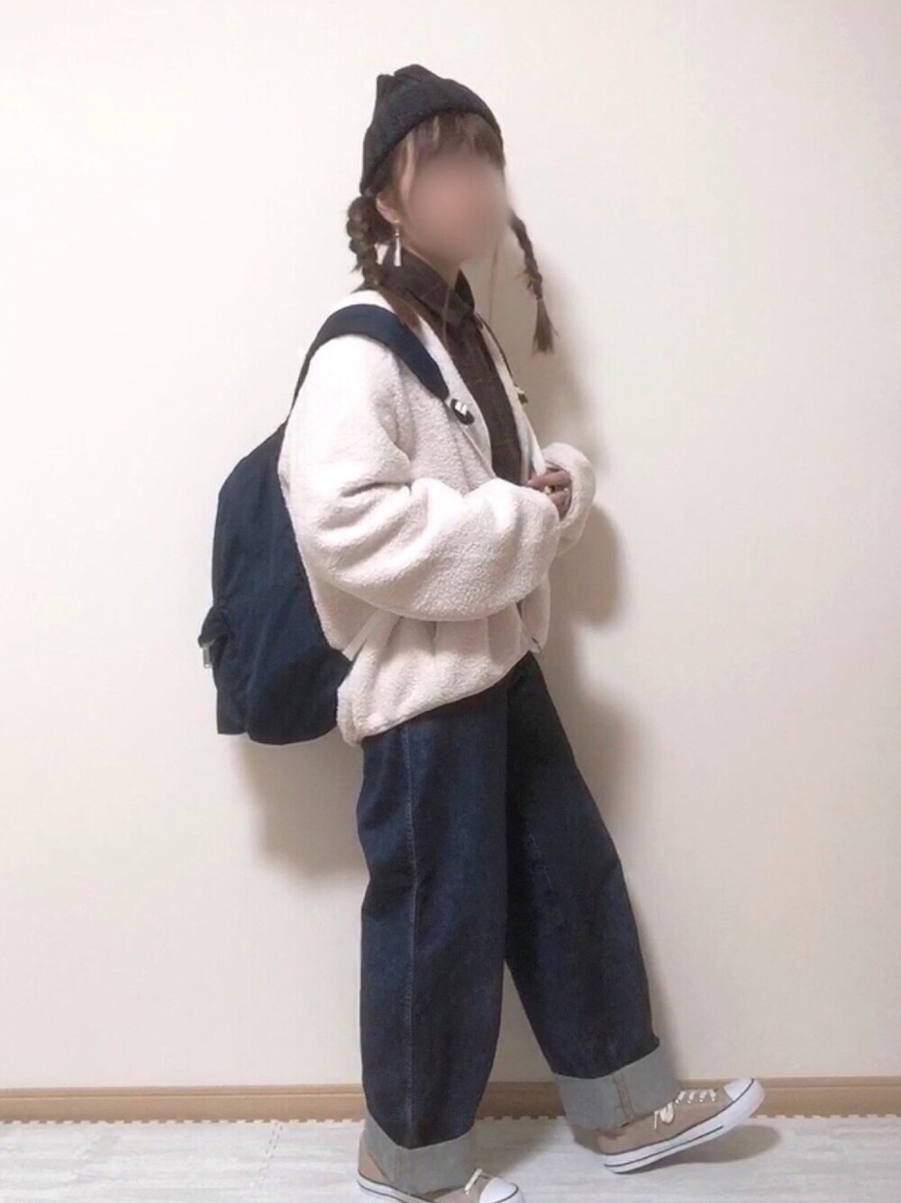 ブラウン系のシャツ/ブラウス、ホワイト系のその他アウター、ブルー系のバックパック/リュックを着用したレディースの冬コーディネートの1枚目の写真