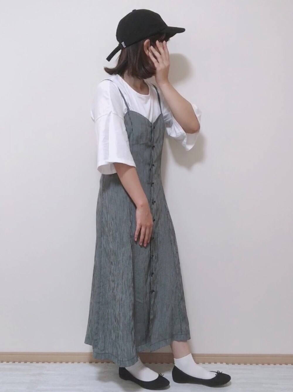 ホワイト系のTシャツ/カットソー、ブラック系のワンピース、ブラック系のバレエシューズを着用したレディースの夏コーディネートの1枚目の写真