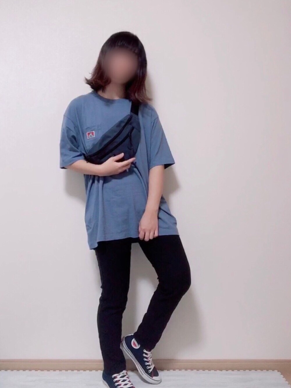 グレー系のTシャツ/カットソー、ブルー系のボディバッグ/ウエストポーチ、ブラック系のその他パンツを着用したレディースの秋コーディネートの1枚目の写真