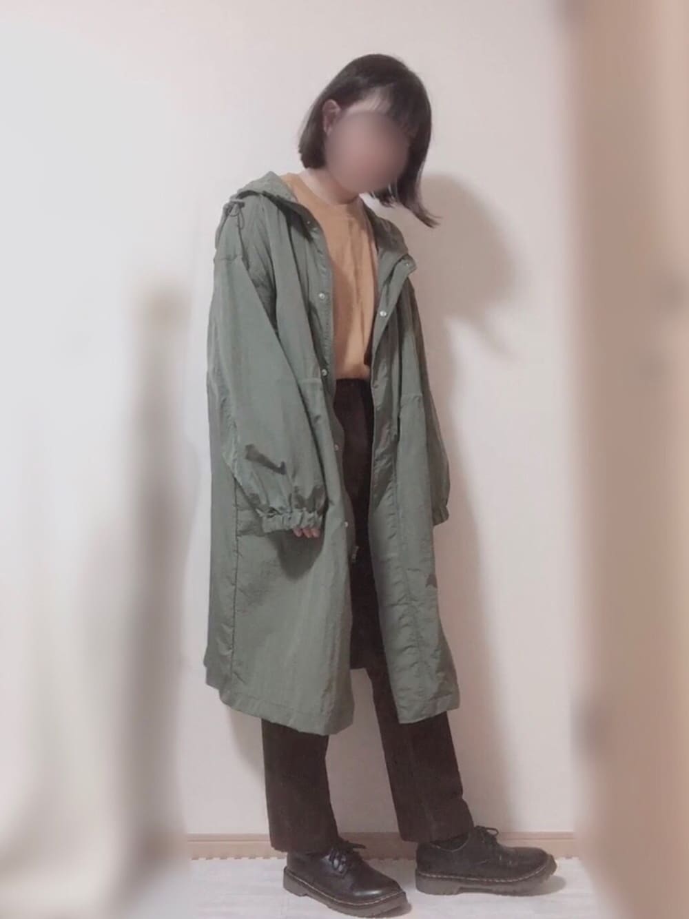 グリーン系のマウンテンパーカー、ブラウン系のその他パンツ、イエロー系のTシャツ/カットソーを着用したレディースの秋コーディネートの1枚目の写真