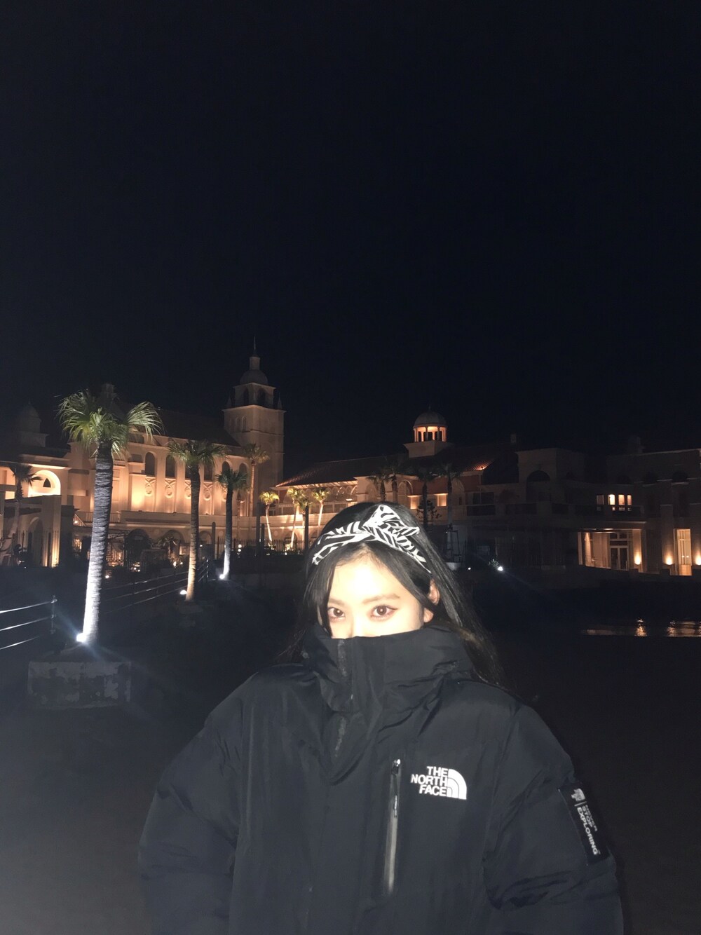 「ノースフェイス、THE NORTH FACE、ダウンジャケット、ゼブラ柄、ヘアリボン、韓国ファッション、韓国好きな人と繋がりたい、おしゃれさんと繋がりたい、ダウン」｜「DAISOのアイテム（カチューシャ、ブラック系）」を使った、apollo66さん（レディース・156cm）の春コーディネートの1枚目の写真
