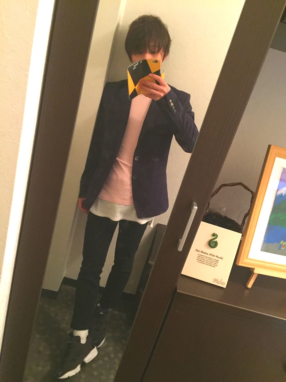 ブルー系のテーラードジャケット、ピンク系のTシャツ/カットソー、ホワイト系のTシャツ/カットソーを着用したメンズの春コーディネートの1枚目の写真