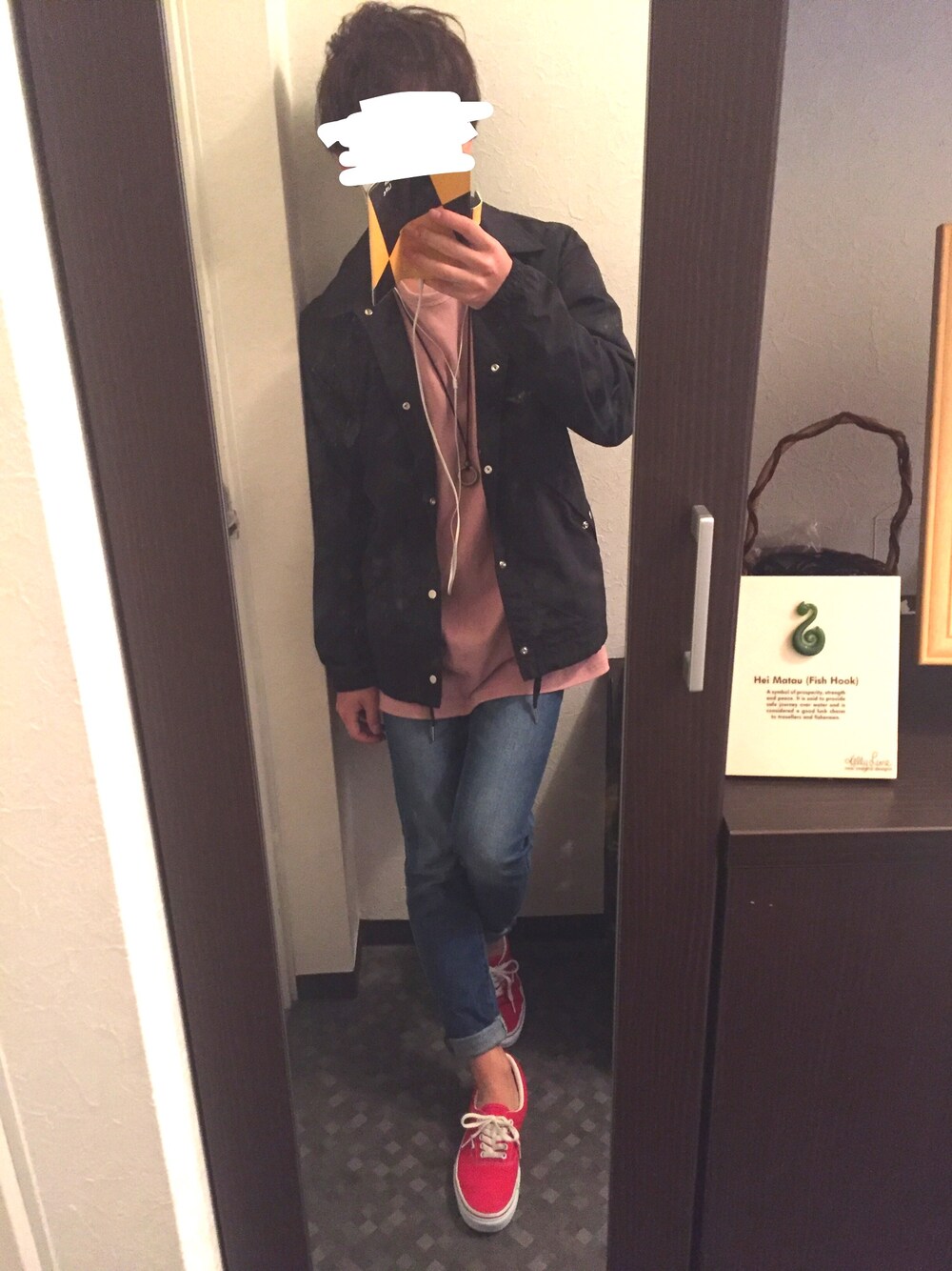 ブラック系のナイロンジャケット、ピンク系のTシャツ/カットソー、ブルー系のデニムパンツを着用したメンズの春コーディネートの1枚目の写真