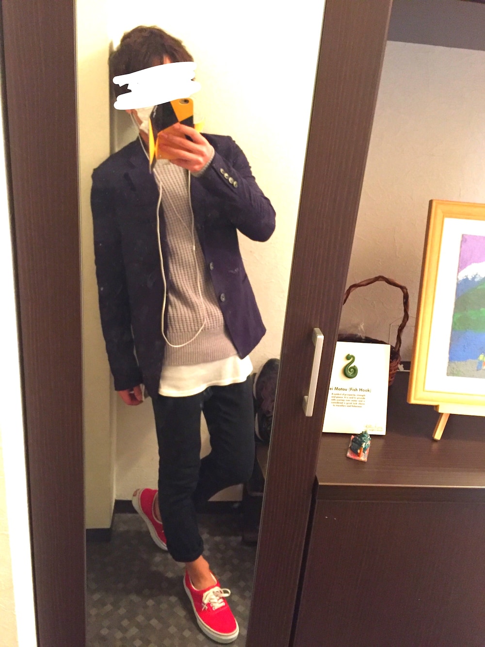 ブルー系のテーラードジャケット、グレー系のニット/セーター、ホワイト系のTシャツ/カットソーを着用したメンズの春コーディネートの1枚目の写真