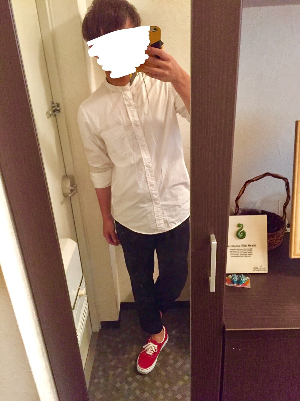 ホワイト系のシャツ/ブラウス、ブラック系のスラックス、レッド系のスニーカーを着用したメンズの春コーディネートの1枚目の写真