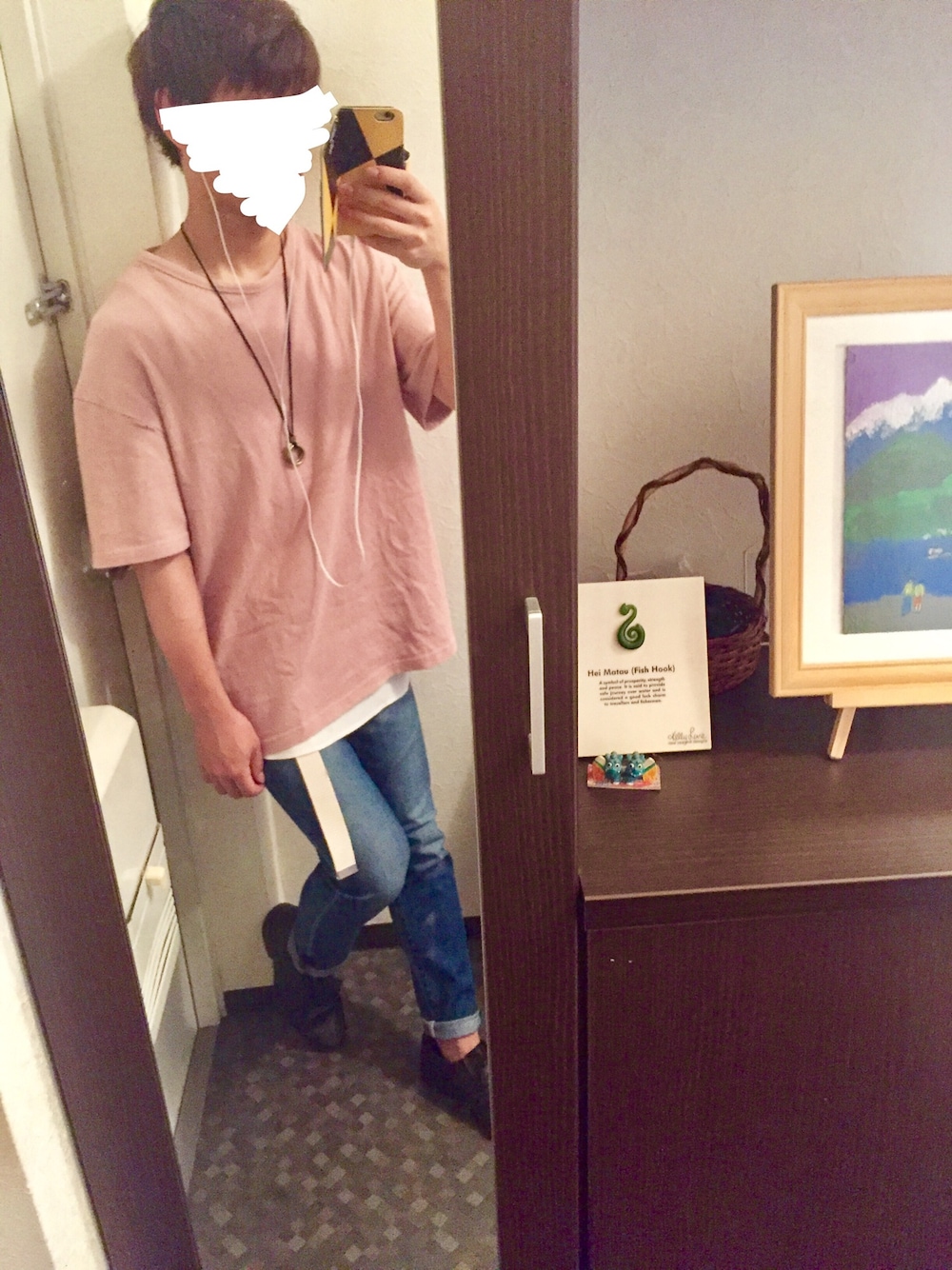 ピンク系のTシャツ/カットソー、ホワイト系のタンクトップ、ブルー系のデニムパンツを着用したメンズの春コーディネートの1枚目の写真