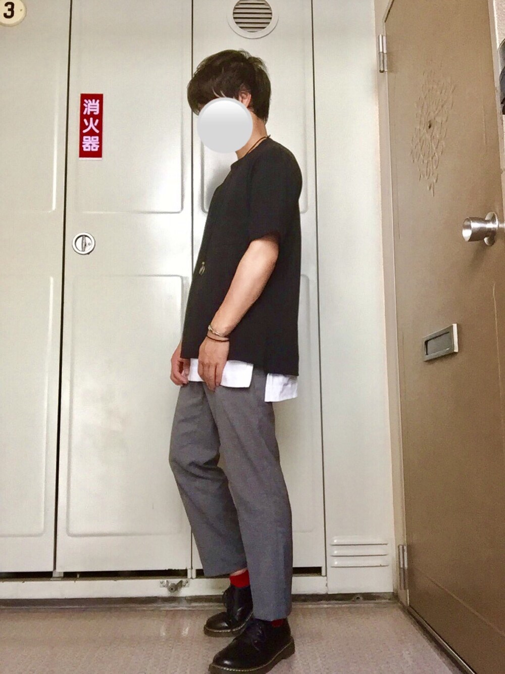 ブラック系のTシャツ/カットソー、ホワイト系のTシャツ/カットソー、グレー系のスラックスを着用したメンズの夏コーディネートの1枚目の写真