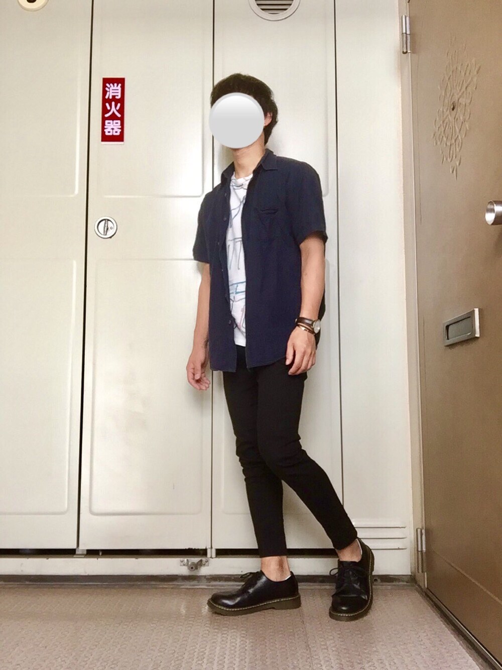 ブルー系のシャツ/ブラウス、ホワイト系のTシャツ/カットソー、ブラック系のスラックスを着用したメンズの夏コーディネートの1枚目の写真