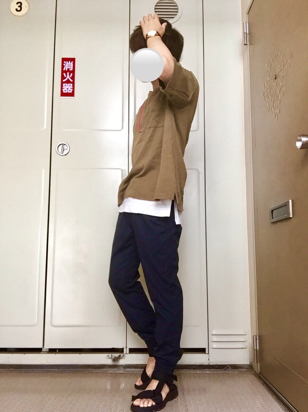 グリーン系のTシャツ/カットソー、ホワイト系のTシャツ/カットソー、ブルー系のその他パンツを着用したメンズの夏コーディネートの1枚目の写真