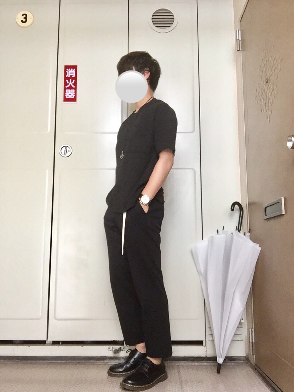 ブラック系のTシャツ/カットソー、ブラック系のスラックス、ブラック系のドレスシューズを着用したメンズの夏コーディネートの1枚目の写真