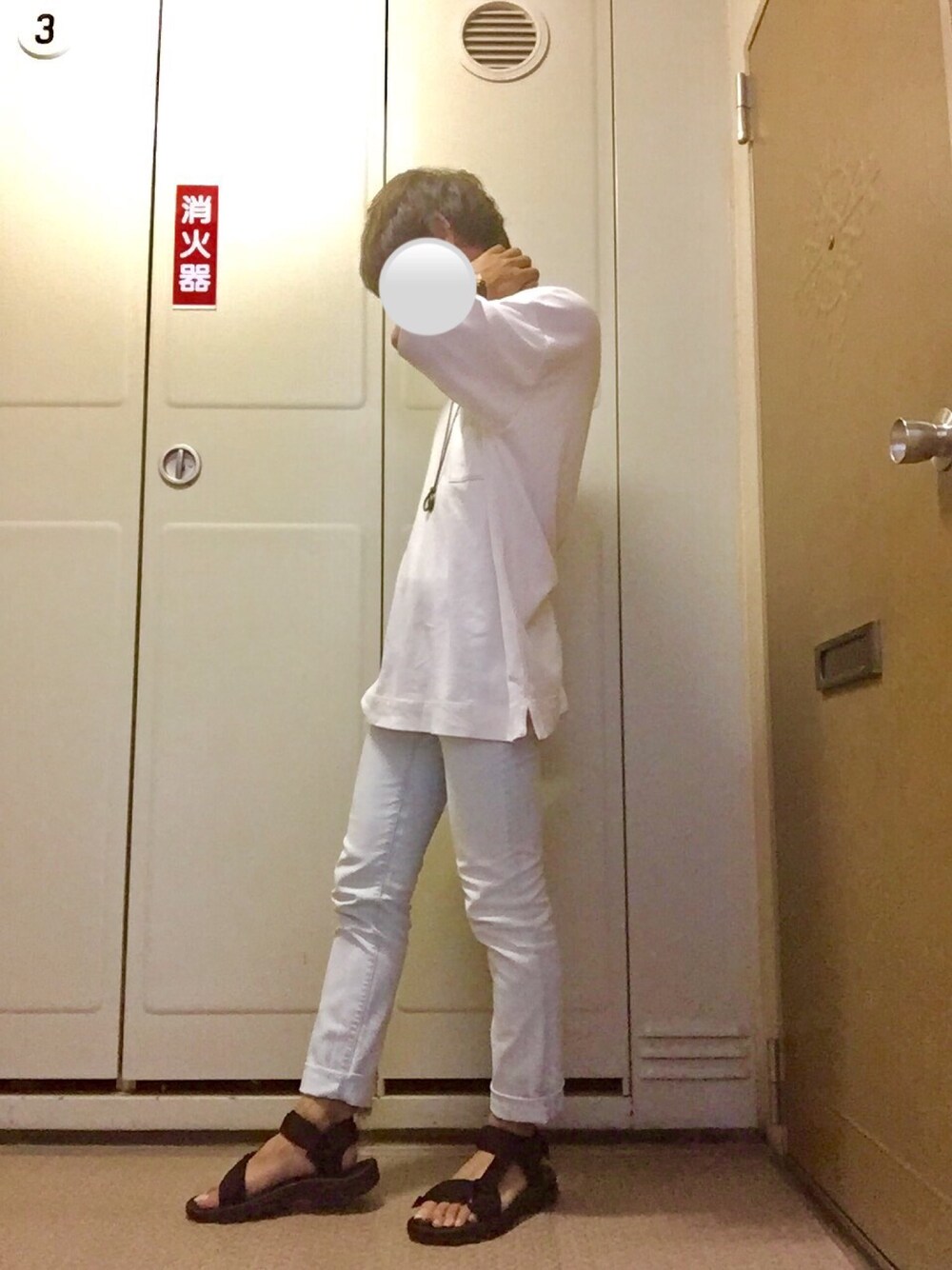 ホワイト系のTシャツ/カットソー、ブルー系のデニムパンツ、ブラック系のサンダルを着用したメンズの夏コーディネートの1枚目の写真